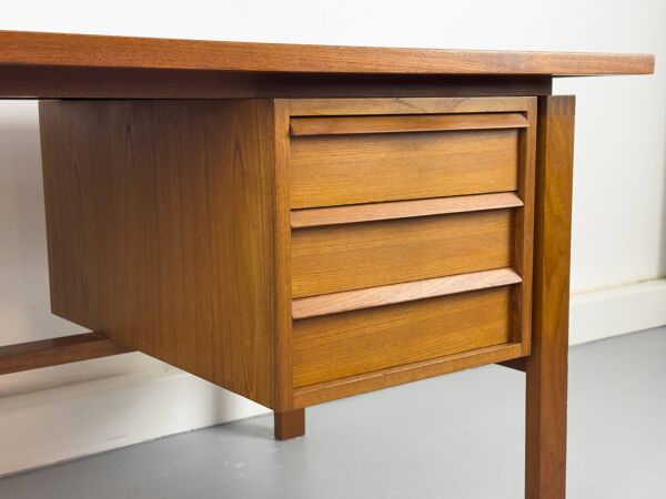 Bureau en teck du milieu du siècle par Svend Åge Madsen pour Sigurd Hansen, années 1960.