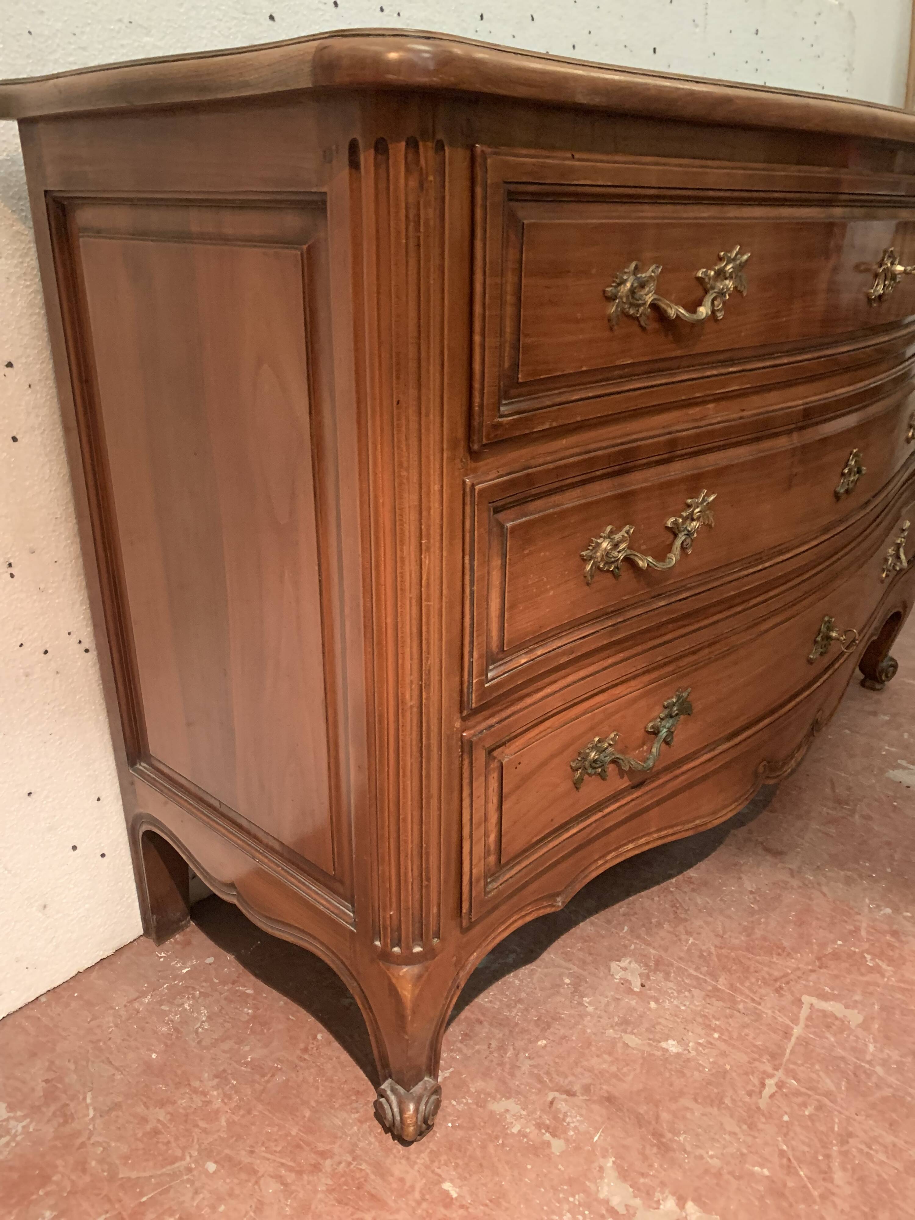 Chest of drawers with curved façade of Provencal style XX century