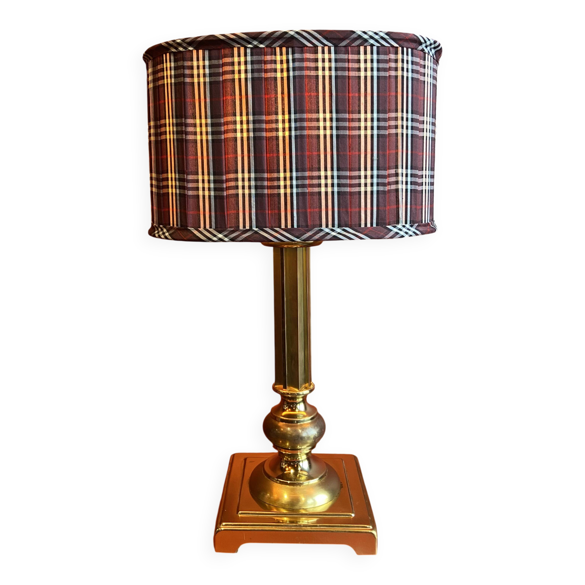 Lamp base in gilded brass, oval silk lampshade with a checkered pattern in burgundy.