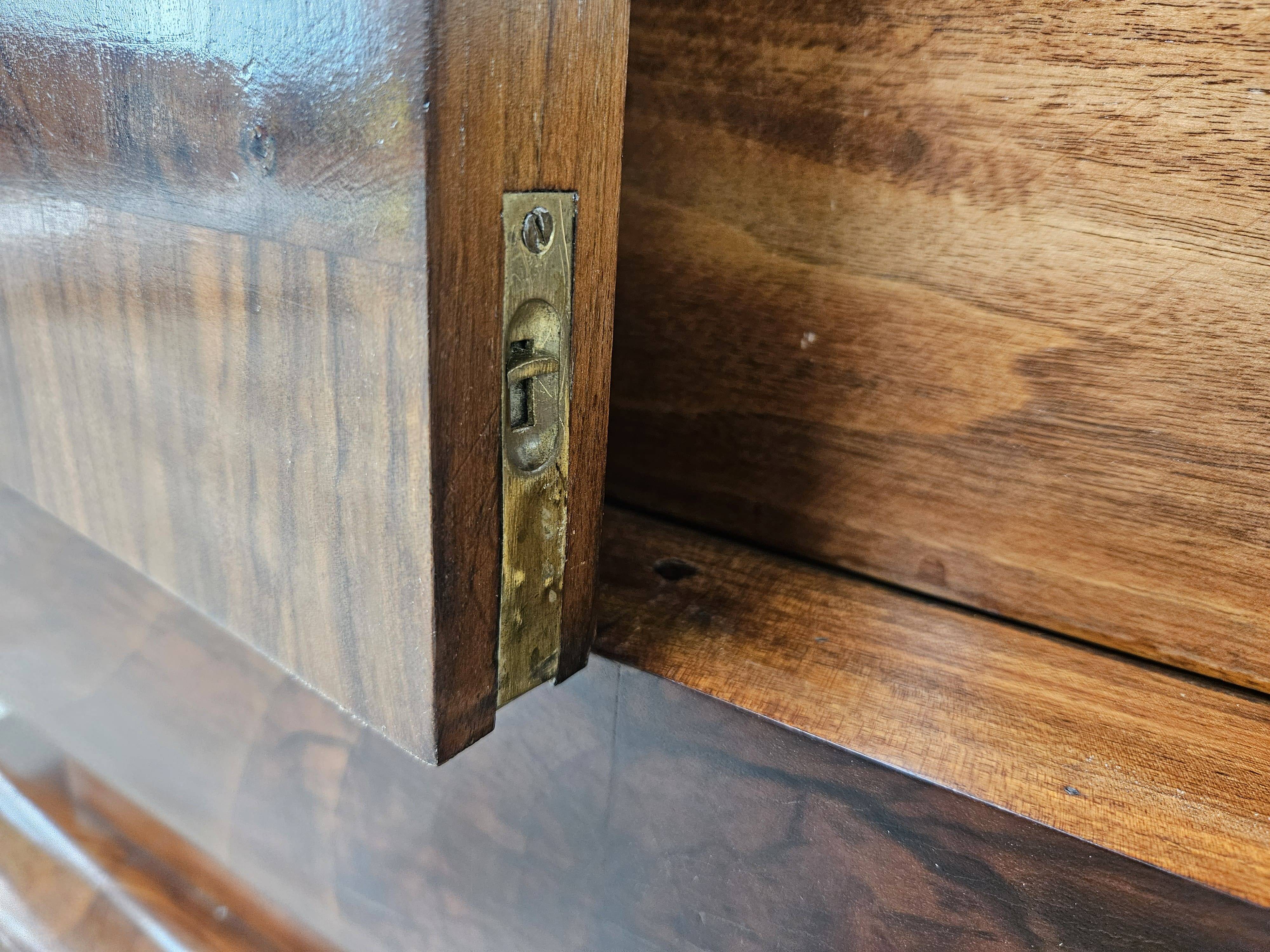 Exclusive 1940s Art Decò sideboard in walnut burl with mirror