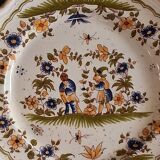 Plate "Reproduction Vieux Moustiers" in very good condition.