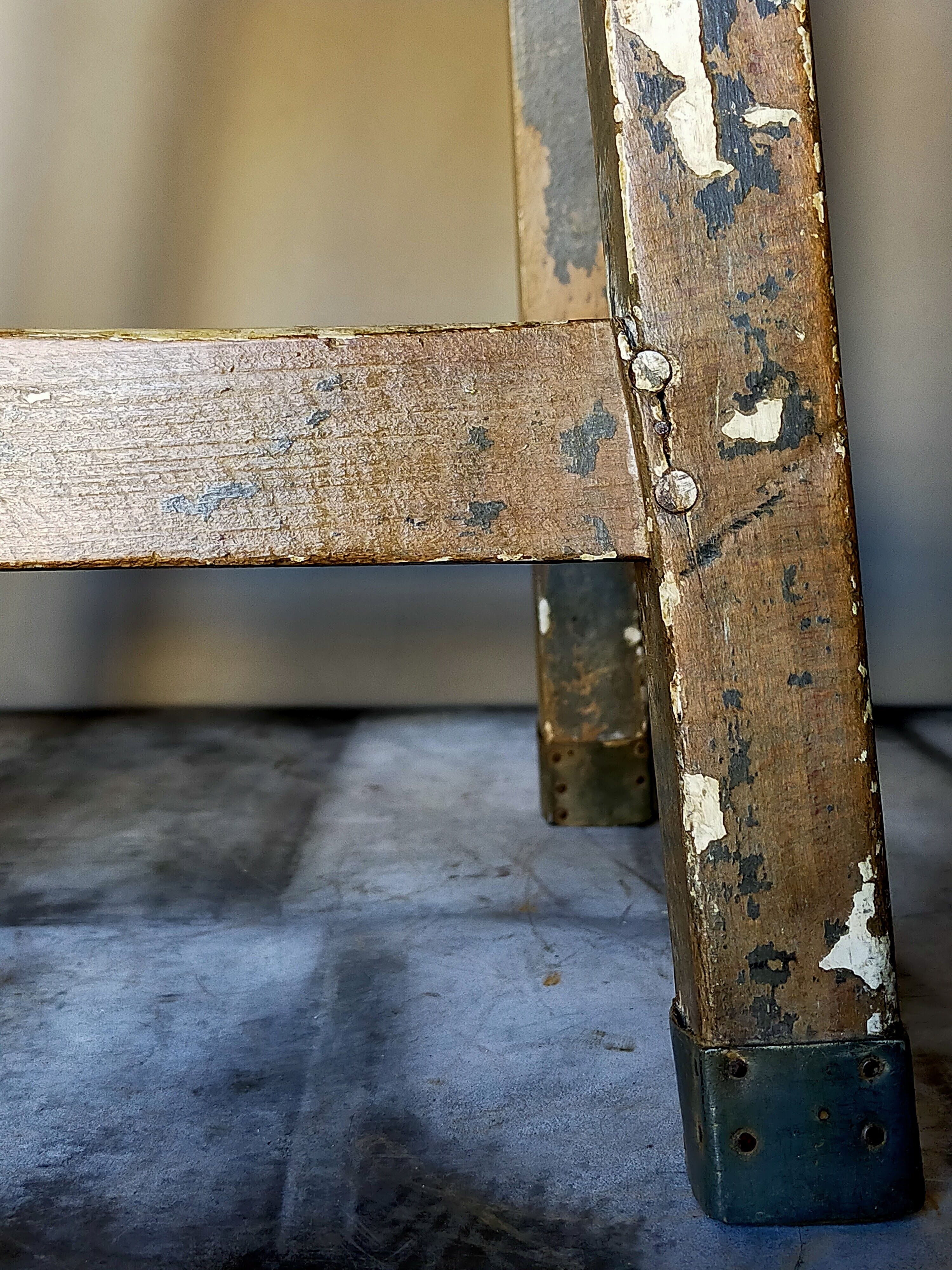 Tabouret d'atelier ancien à poignée