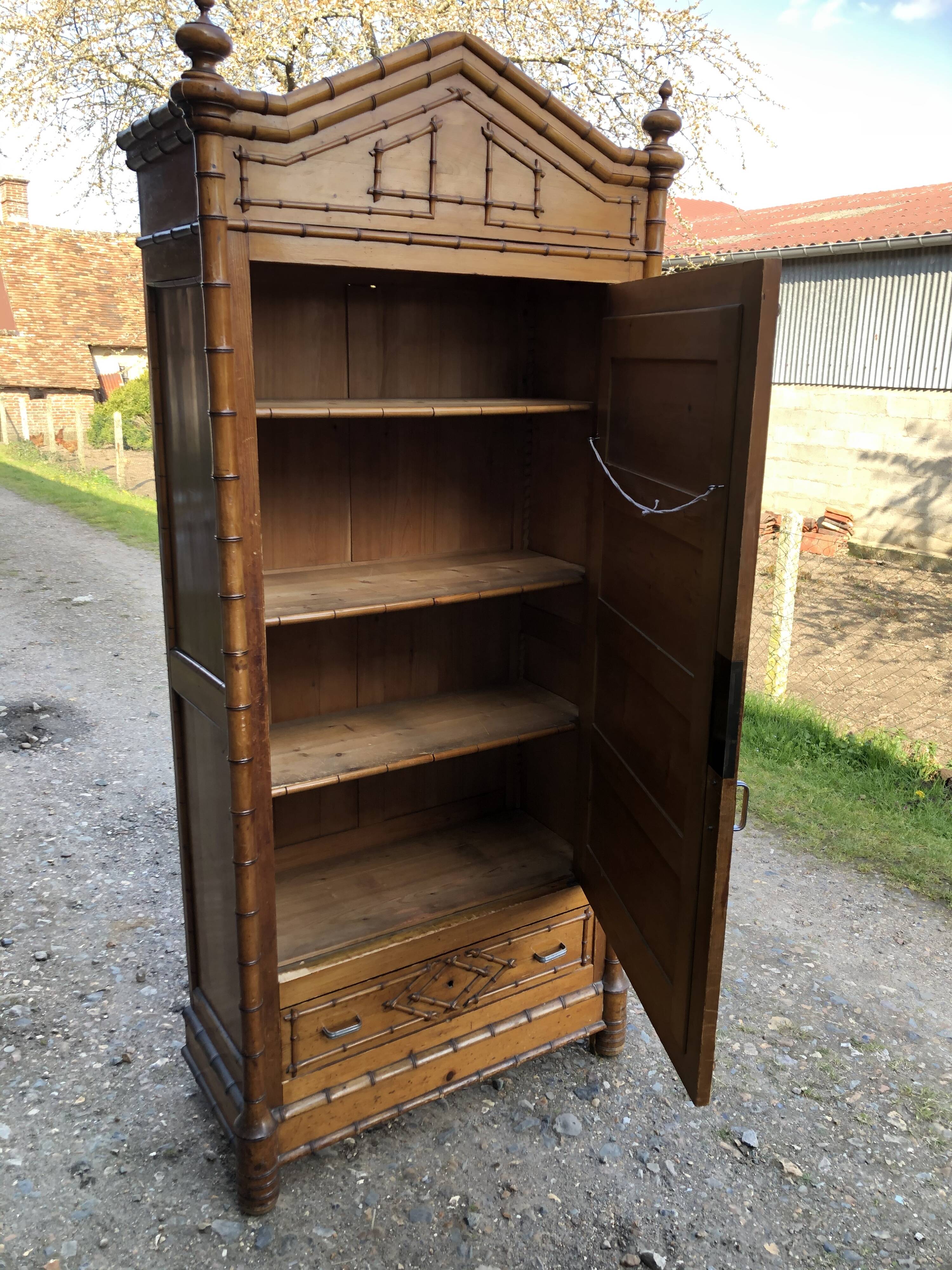 Armoire parisienne imitation bambou  1950