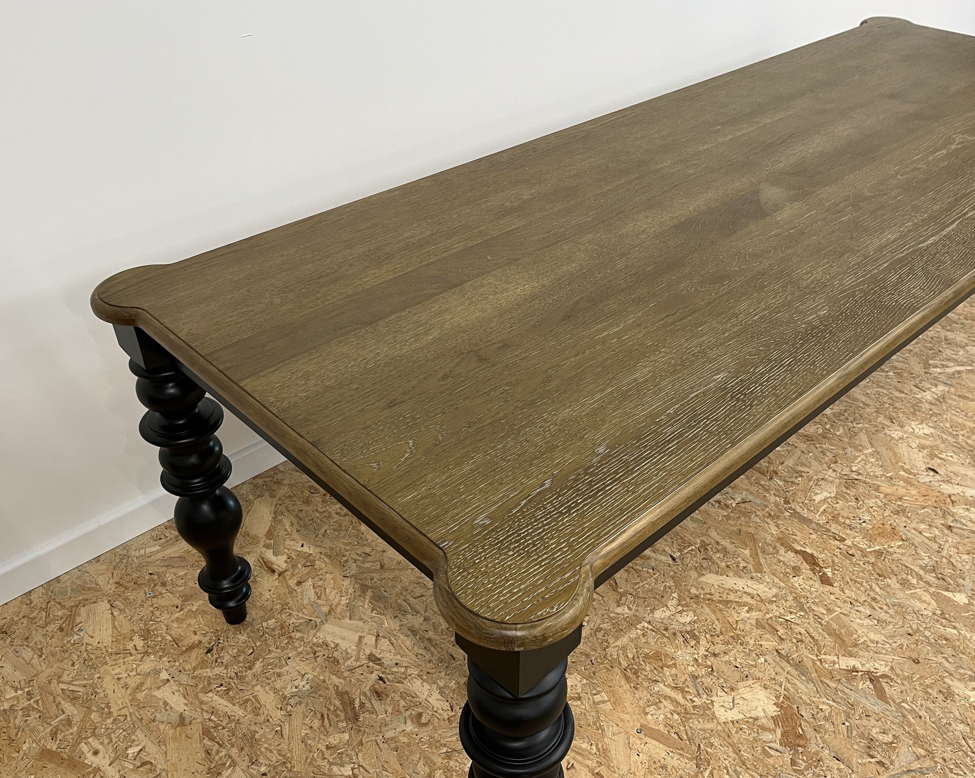 Table à manger classique en bois, pieds noirs, 12 couverts