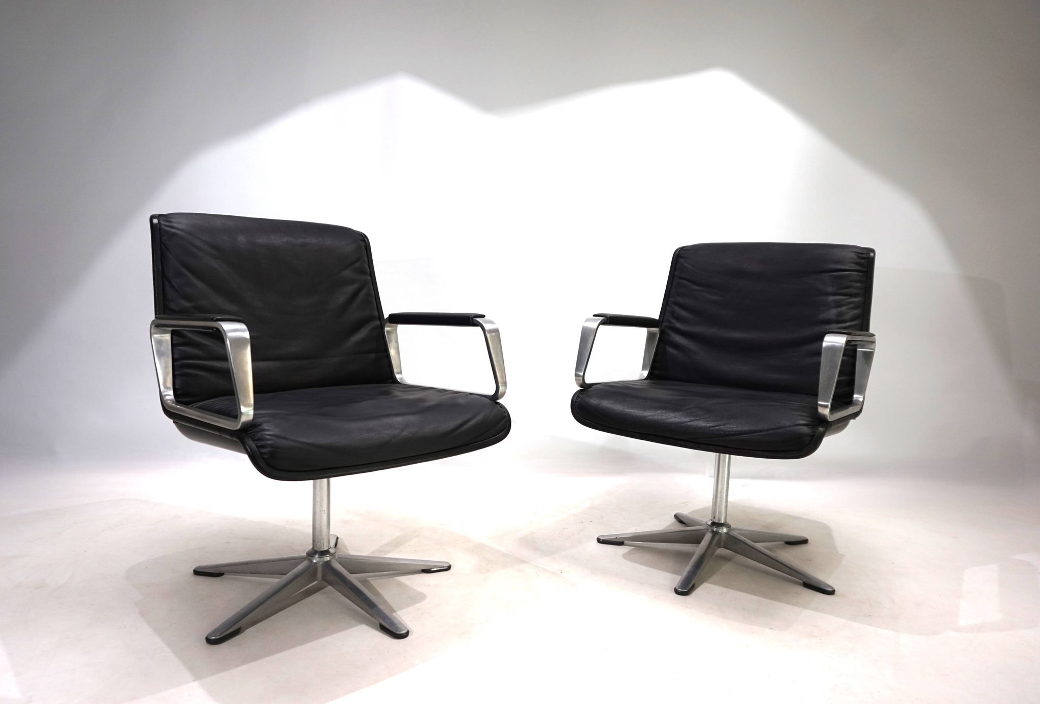 Set of 2 Wilkhahn Delta conference/dining chairs from the Delta Group