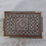 Boîte orientale marqueterie d'on et de nacre