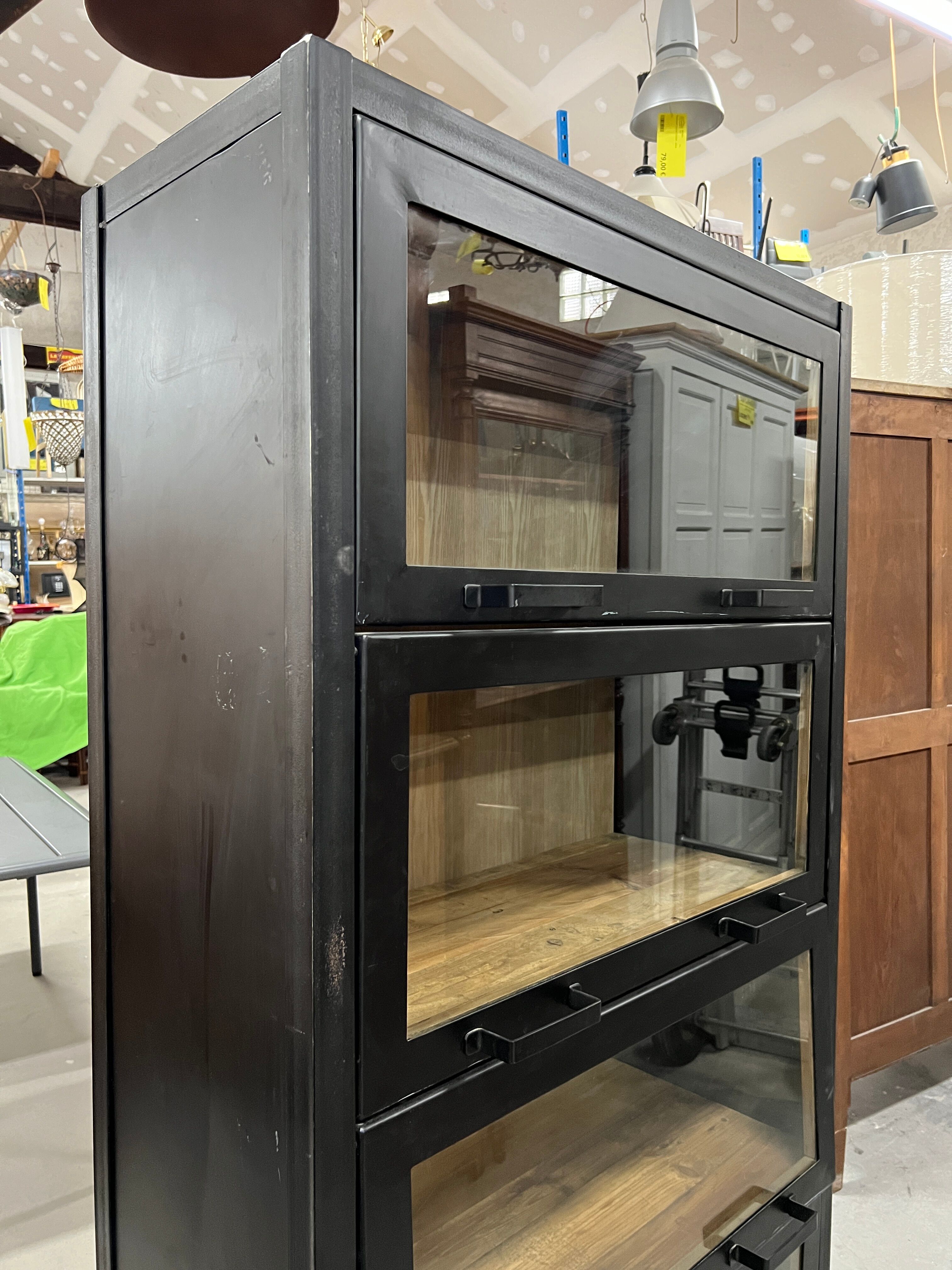 Vitrine industrielle en fer forgé et en bois