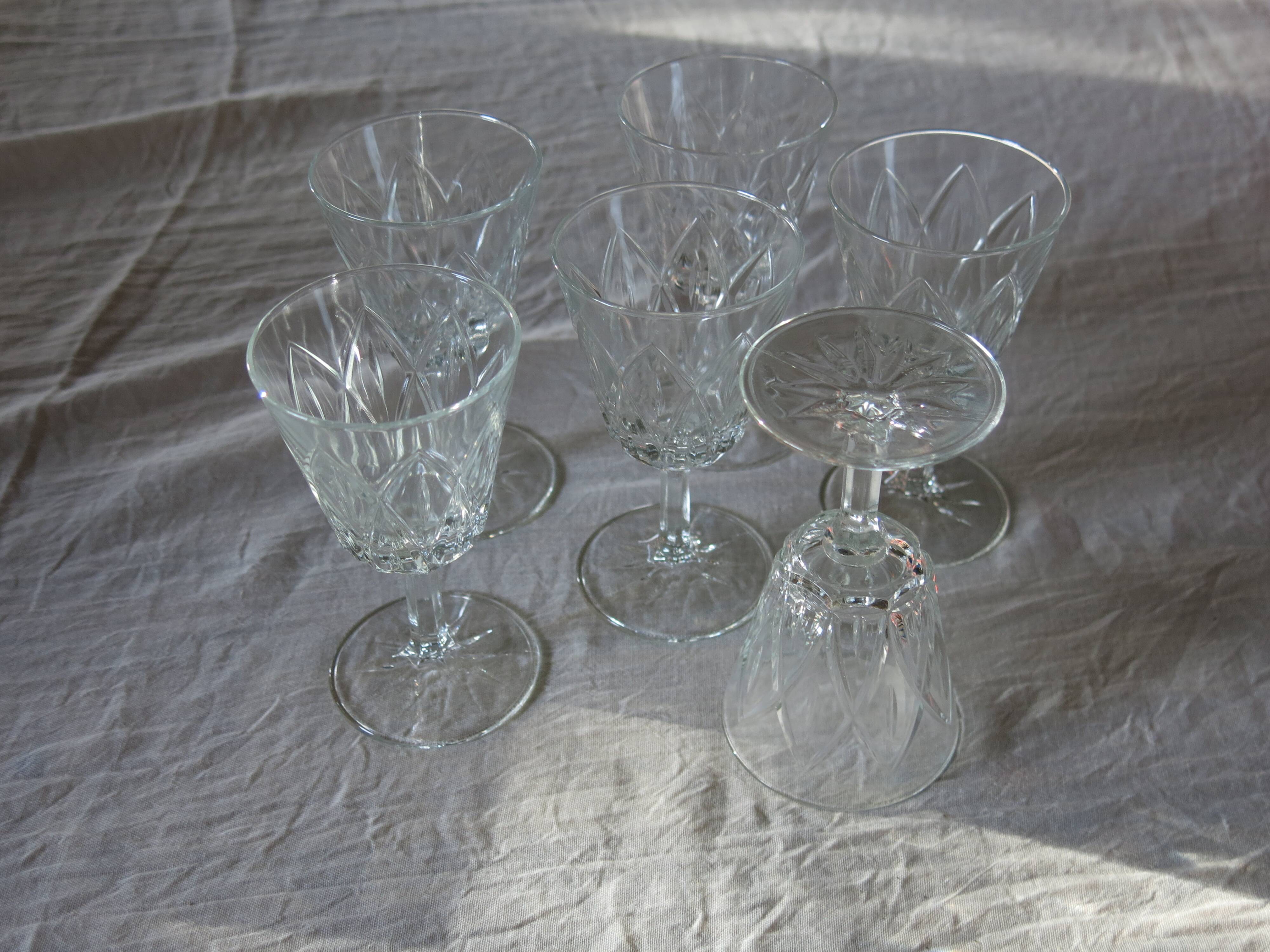 6 stemmed glasses in very good condition