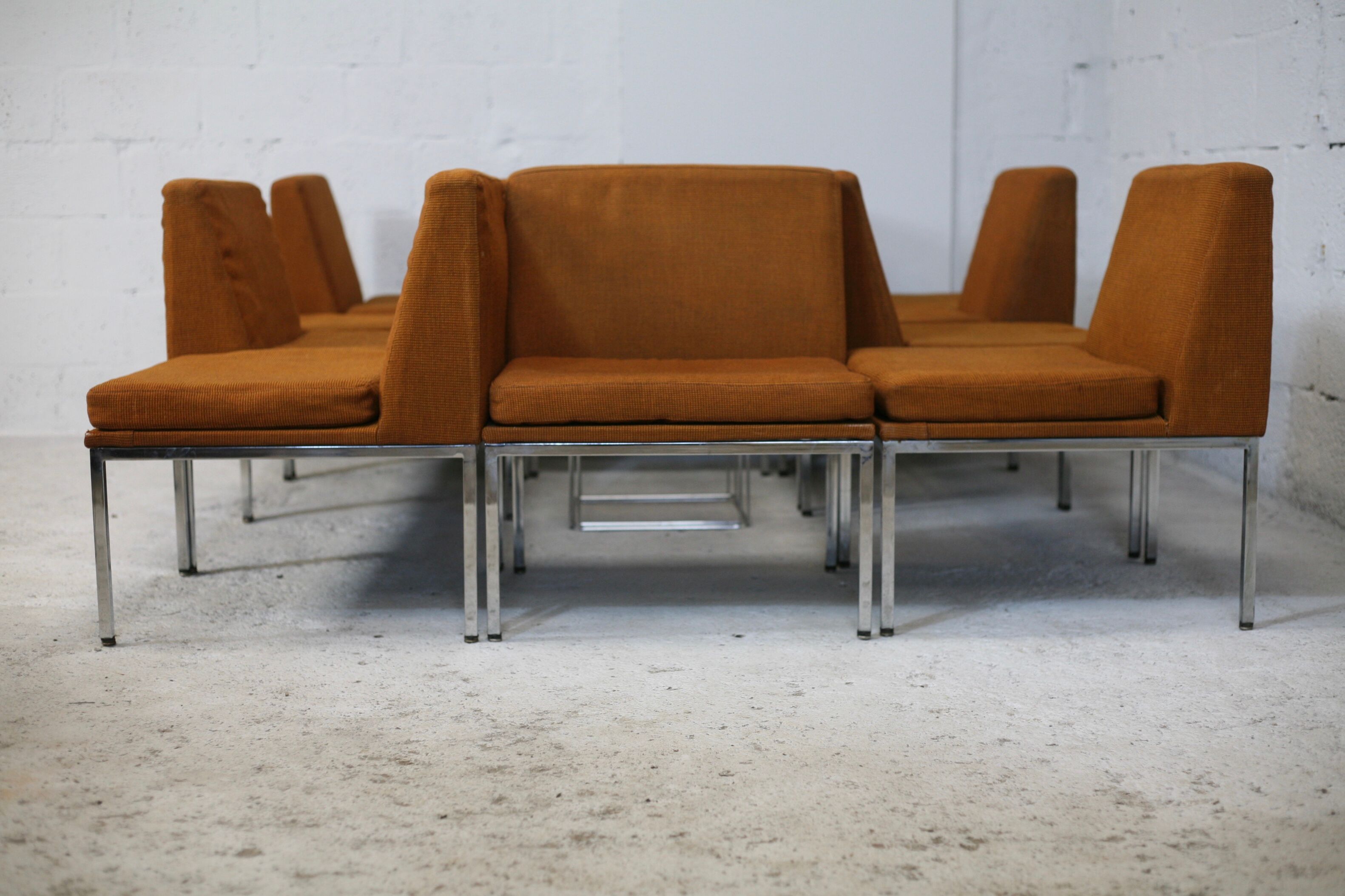 Ensemble de 10 chauffeuses de Louis Baillon, édition Planforms formant canapé modulable, circa 1950
