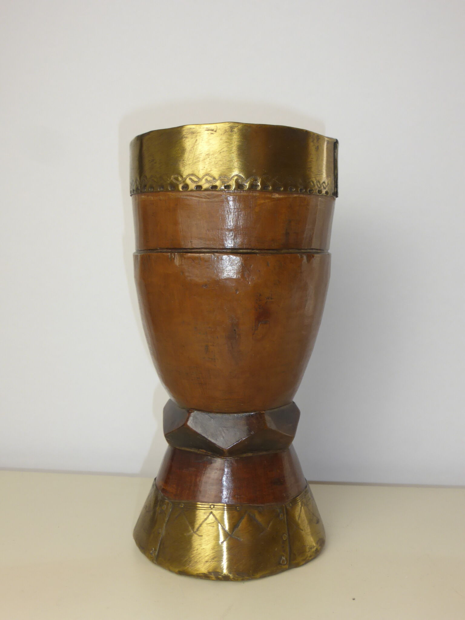 Mortier en bois sculpté orné de cerclages de laiton gravé de motifs stylisés-Bénin déb.20è