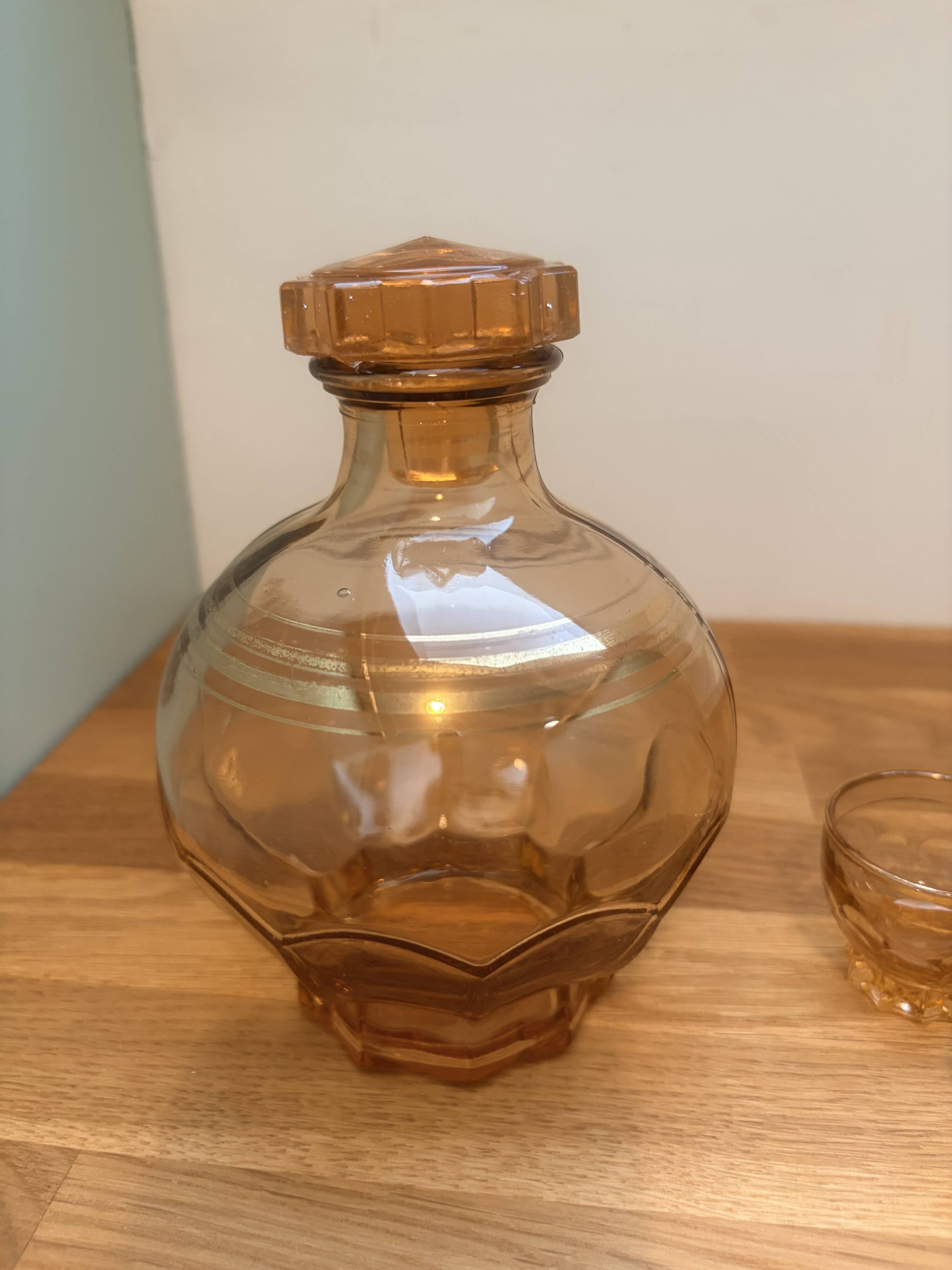 Carafe and 5 pink glass liqueur glasses with a gold rim 2008123