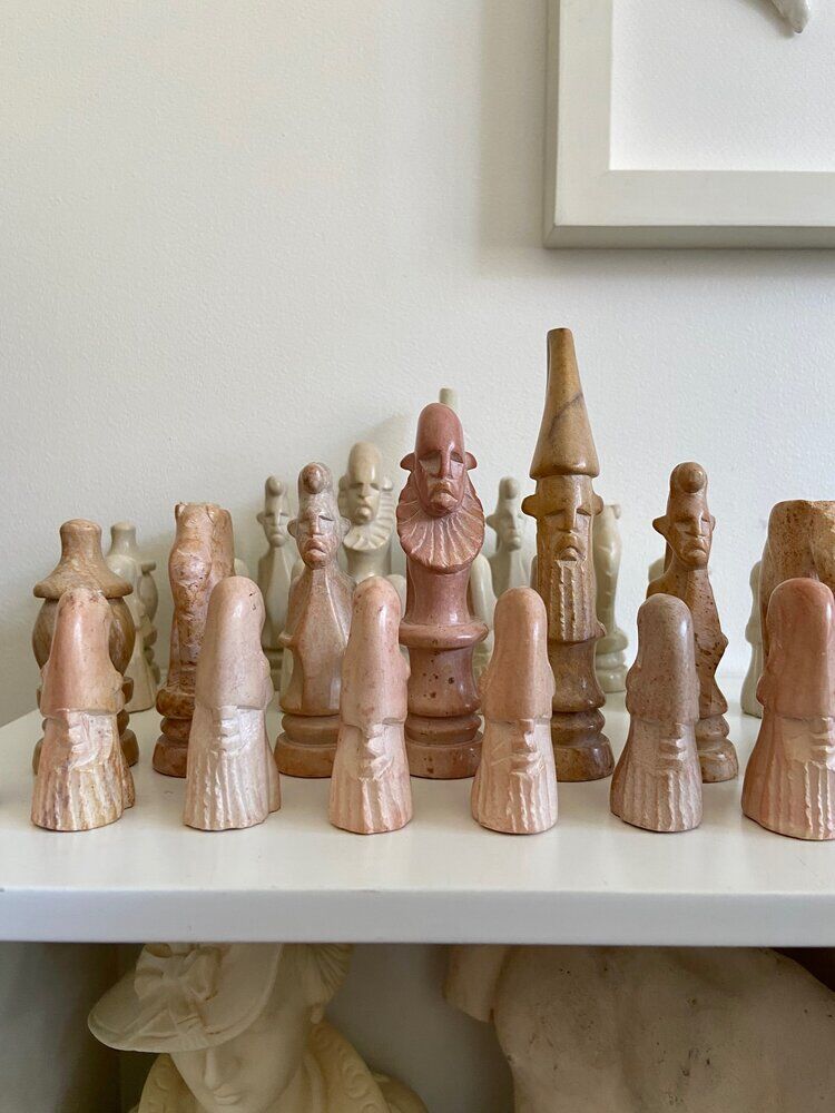 32 stone chess pieces