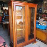 Two-door showcase