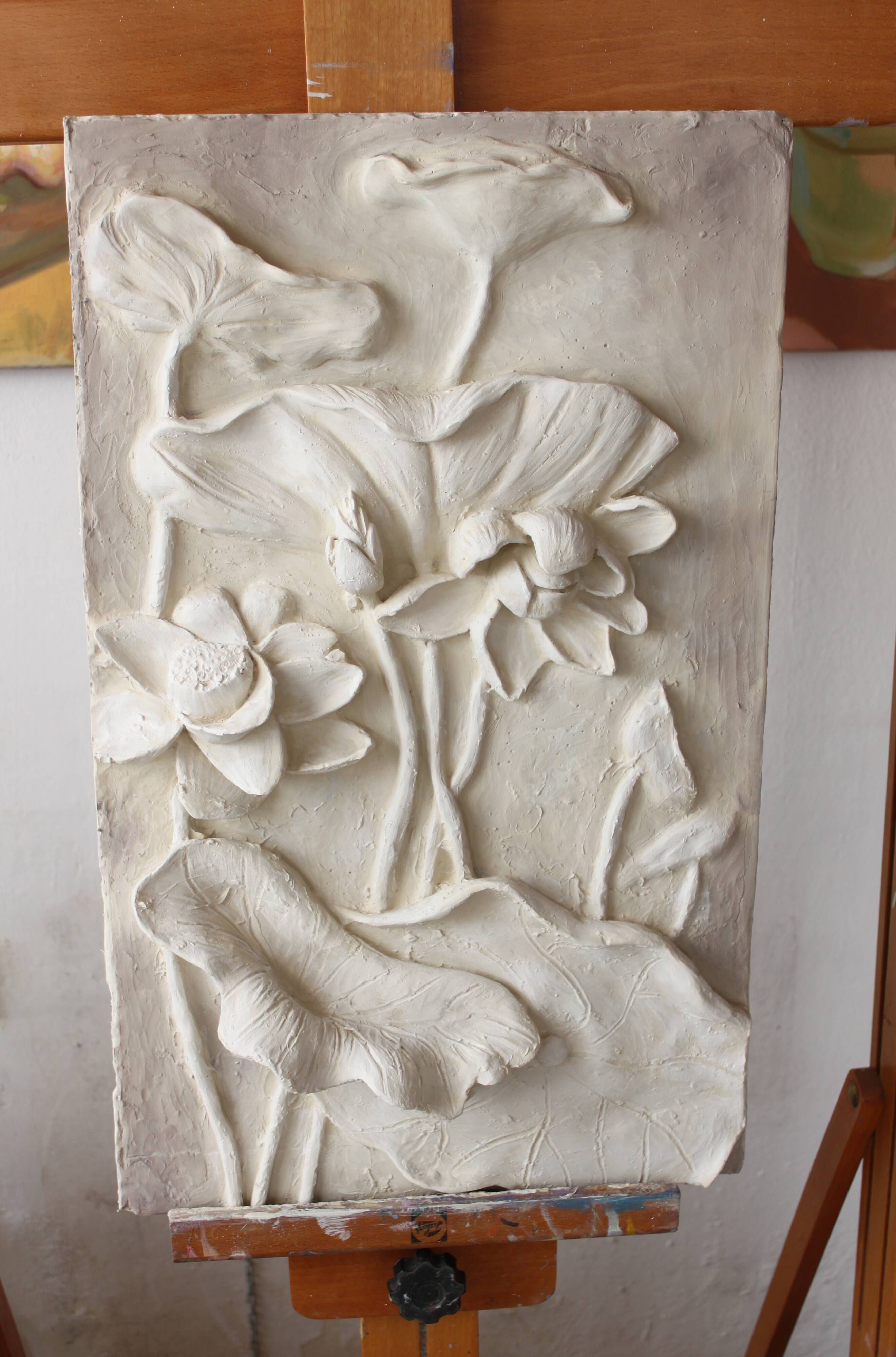 Relieve con flores. Bajorrelieve. Wall decoration.