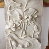 Relief avec fleurs. Bas-relief. Décoration murale.