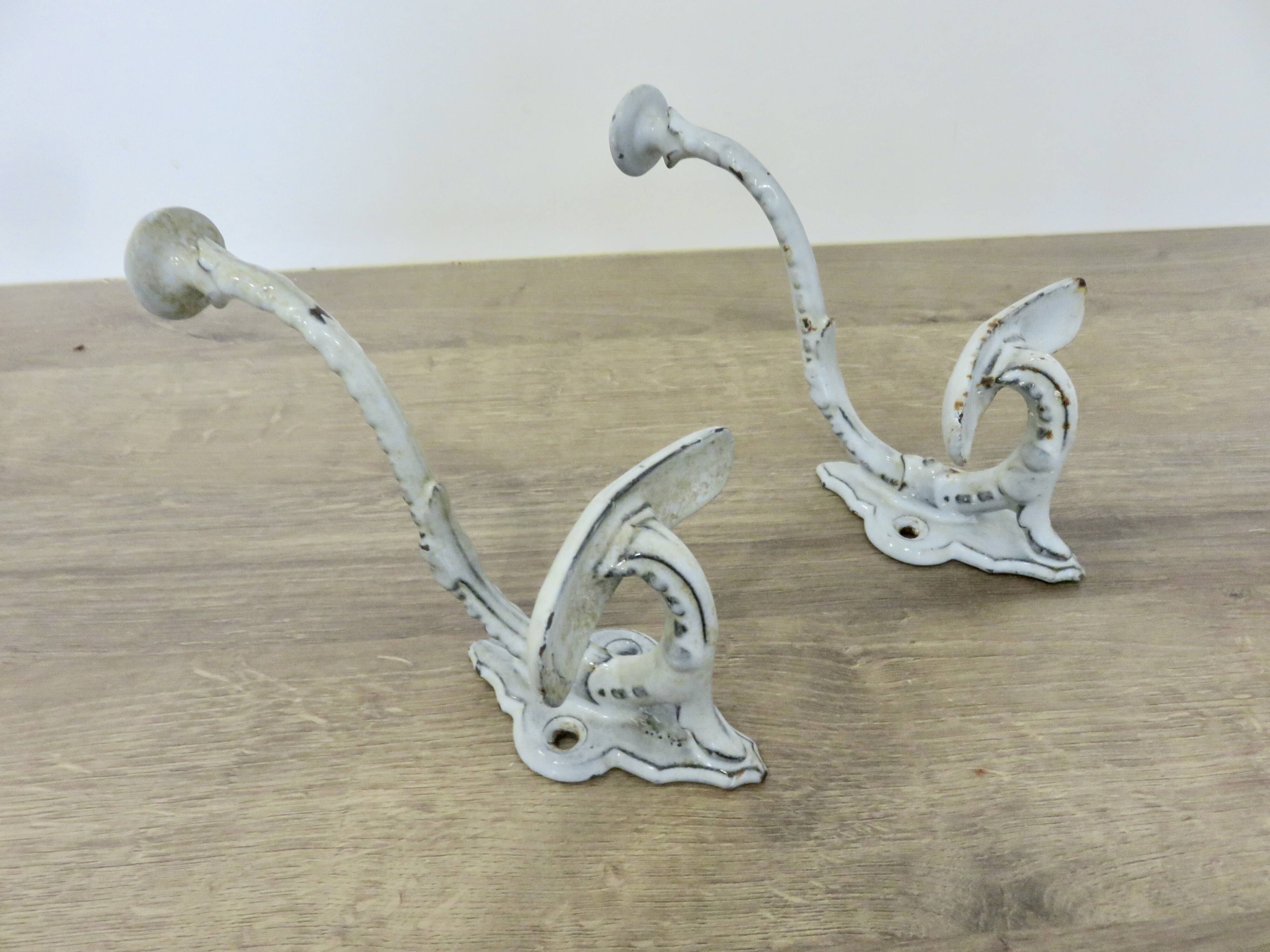 Paire de patères en fonte émaillée, 19ème