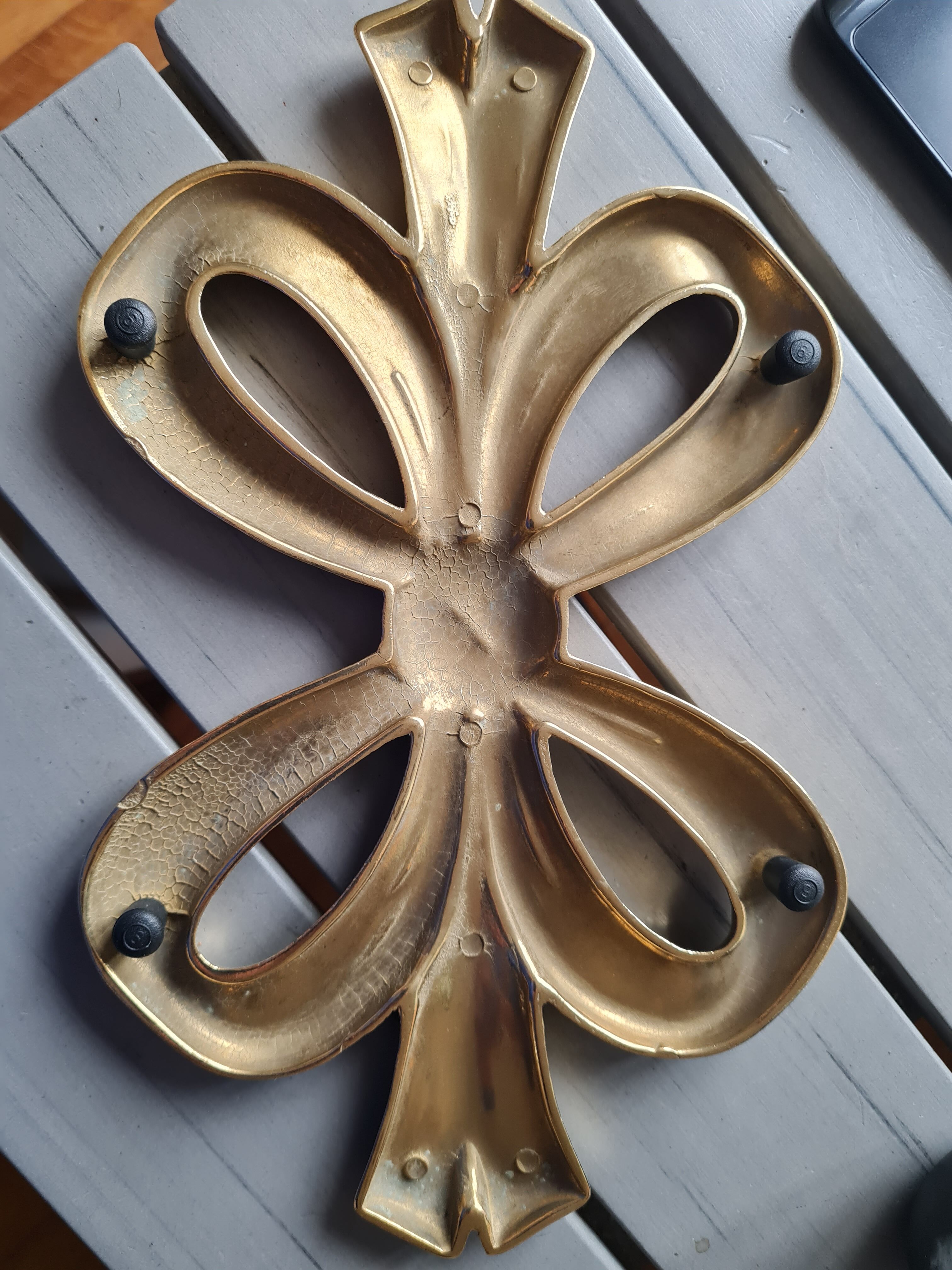 Plate coaster, brass knot