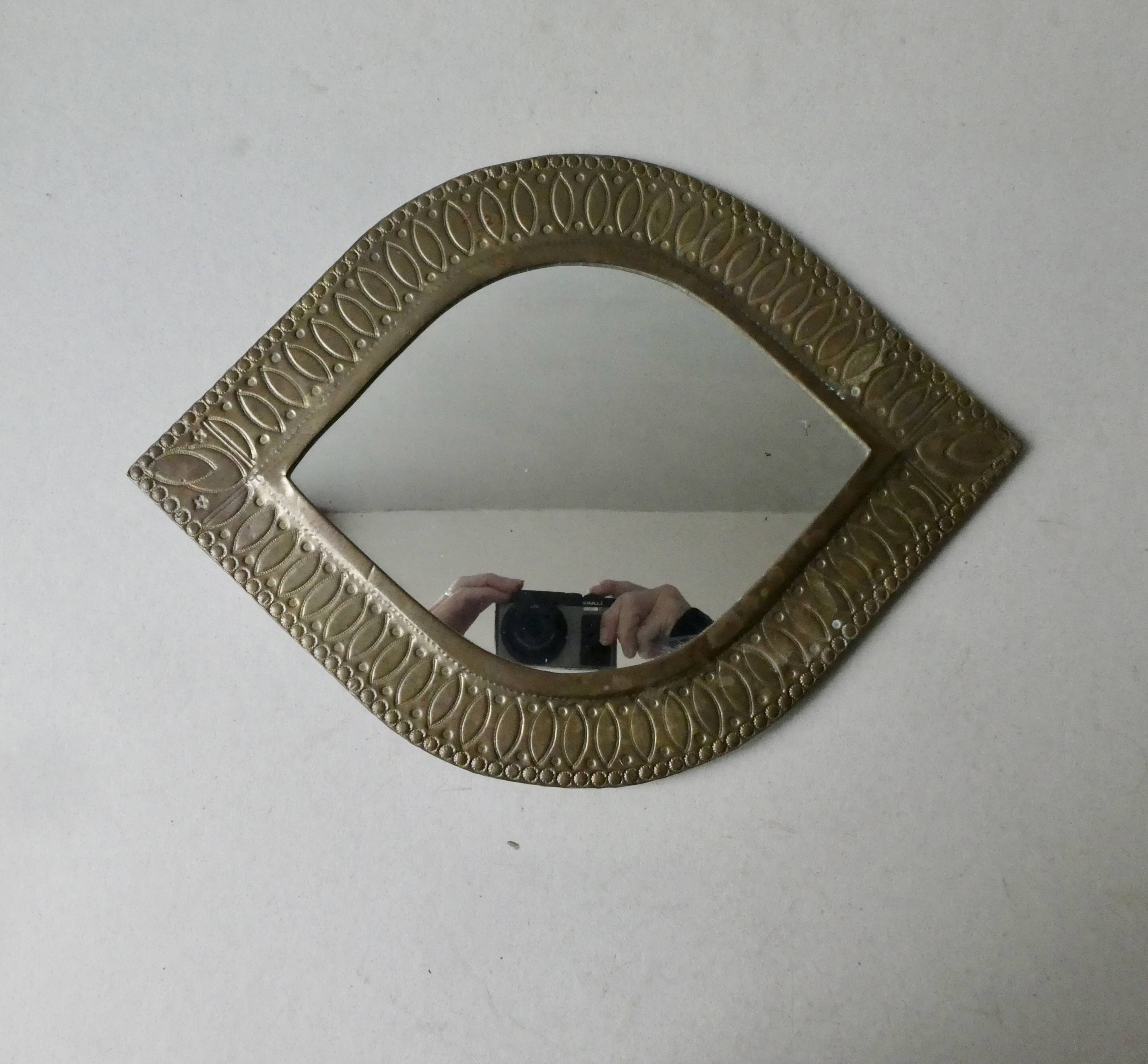 Miroir marocain en métal ciselé, forme oeil, années 70-80