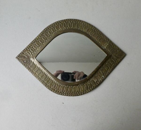 Miroir marocain en métal ciselé, forme oeil, années 70-80
