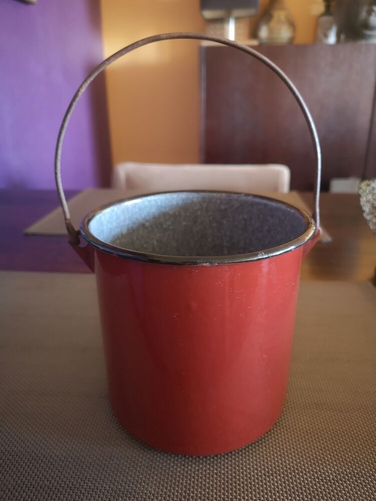 Pot/cover pot in burgundy enamelled metal, with handle - 1960s/1970s