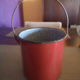 Pot/cover pot in burgundy enamelled metal, with handle - 1960s/1970s