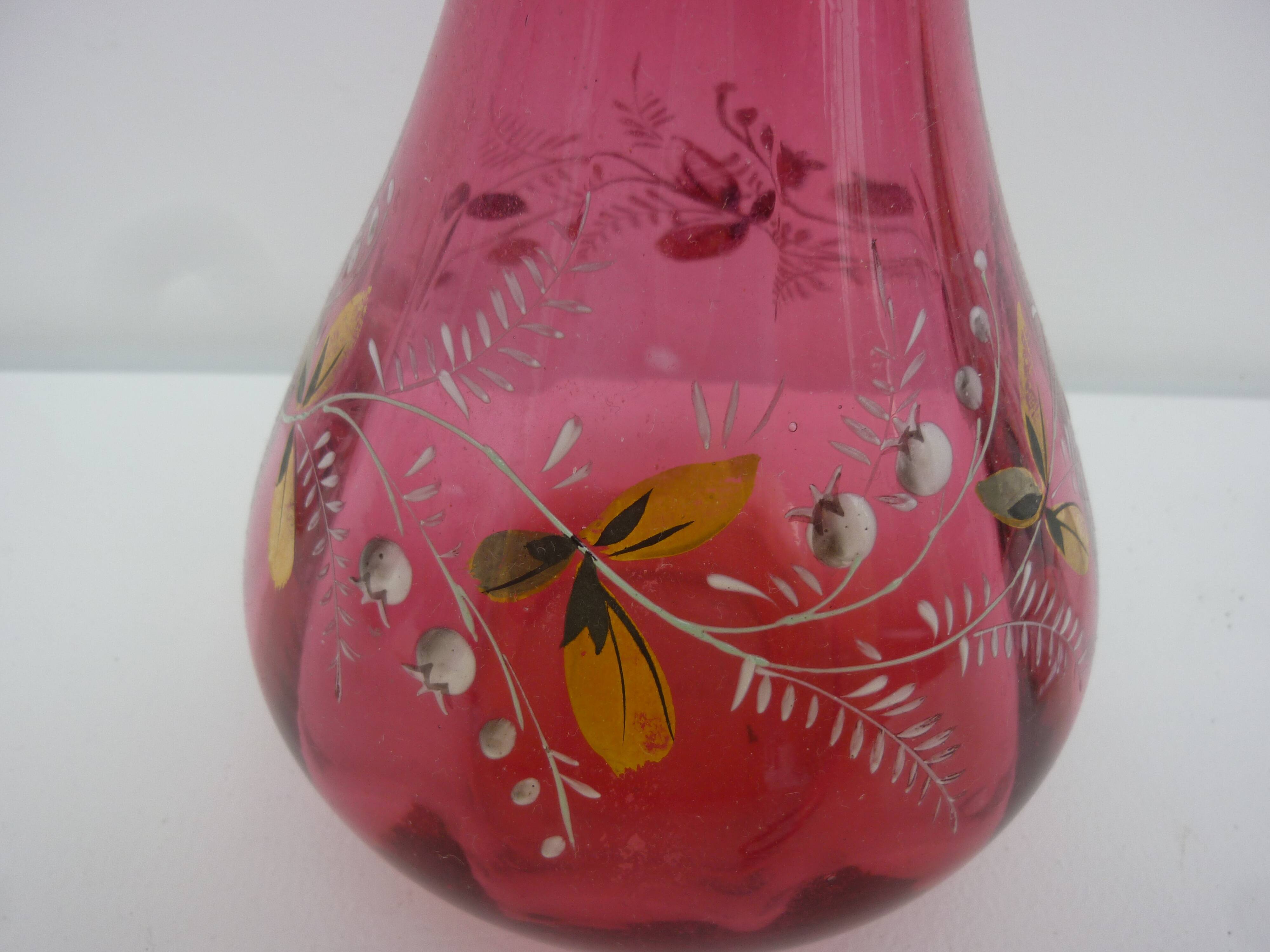 Carafe verre rose rouge à facettes ,décor floral muguet émaillé et peint