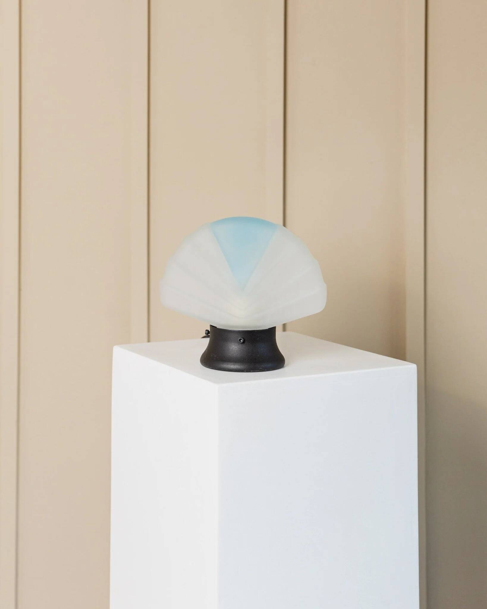 Murano Glass Shell Table Lamp in White with Blue Accent – Italian 1980s Vintage Space Age Design
