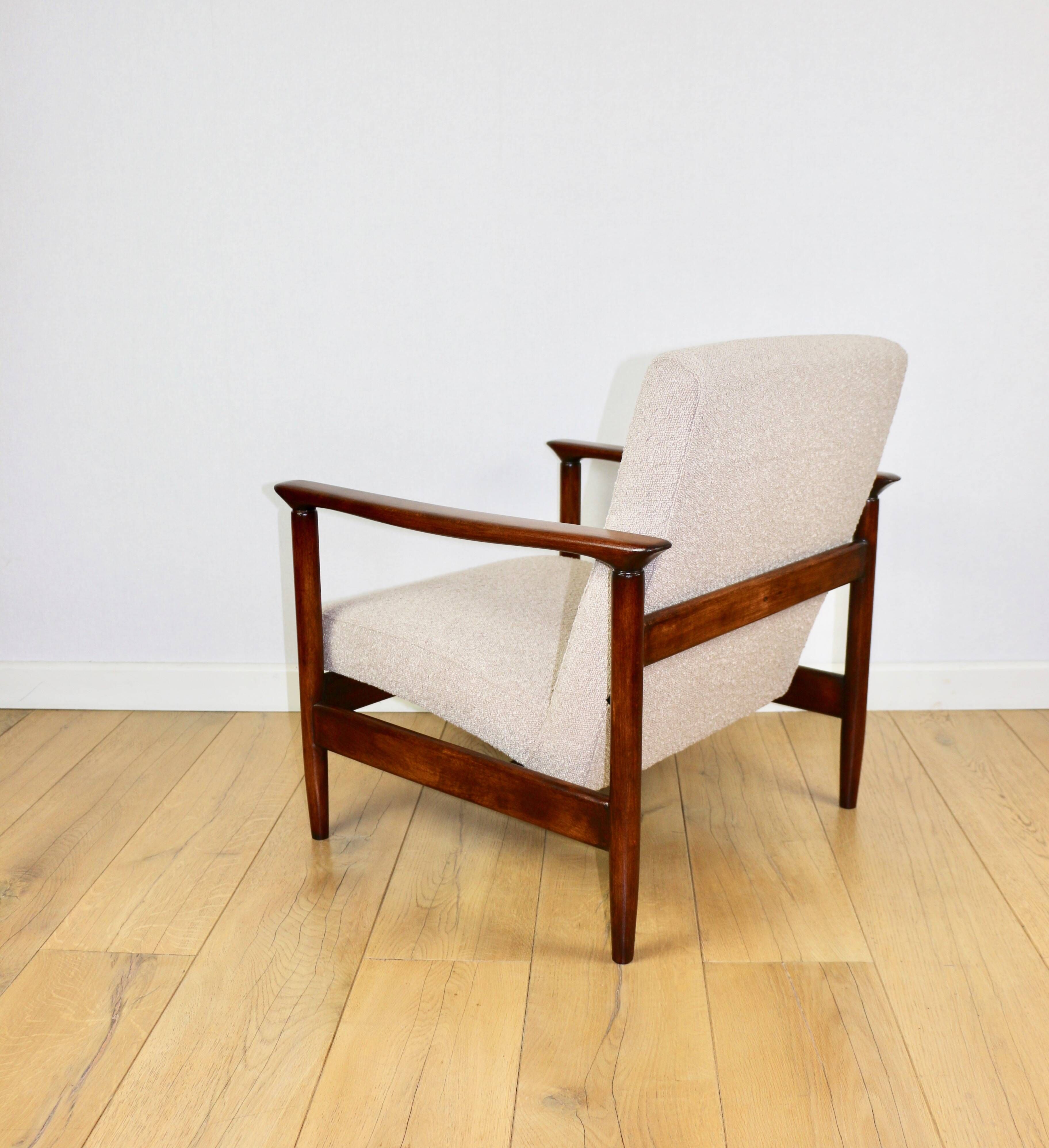 Fauteuil GFM-142, design d'Edmund Homa des années 70, en bouclé beige, bois foncé.