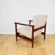 Fauteuil GFM-142, design d'Edmund Homa des années 70, en bouclé beige, bois foncé.