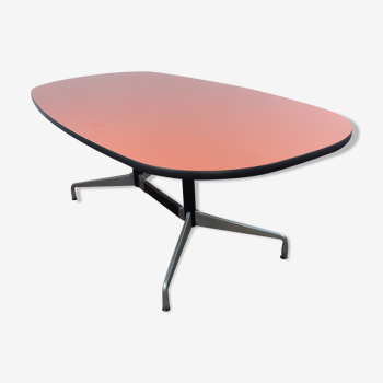 Segmeted Table de Charles et Ray Eames