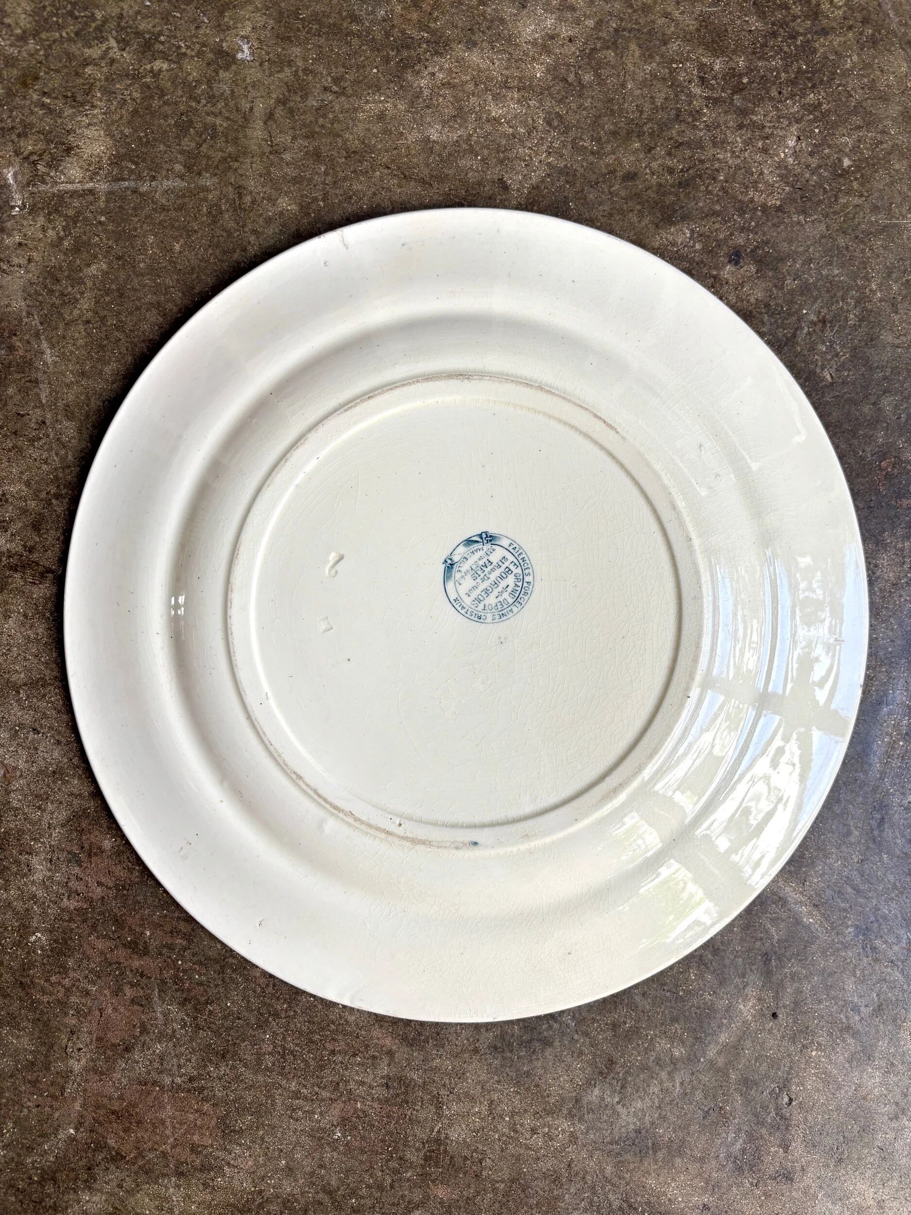 Plat rond Emile Bourgeois en terre de fer bleue