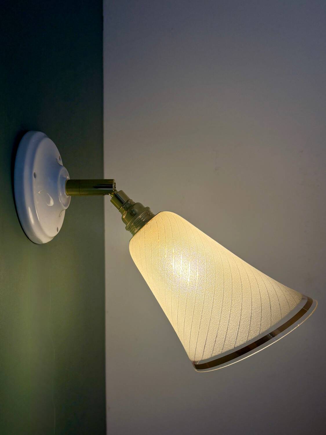 Applique tulipe vintage en verre granité blanc et doré