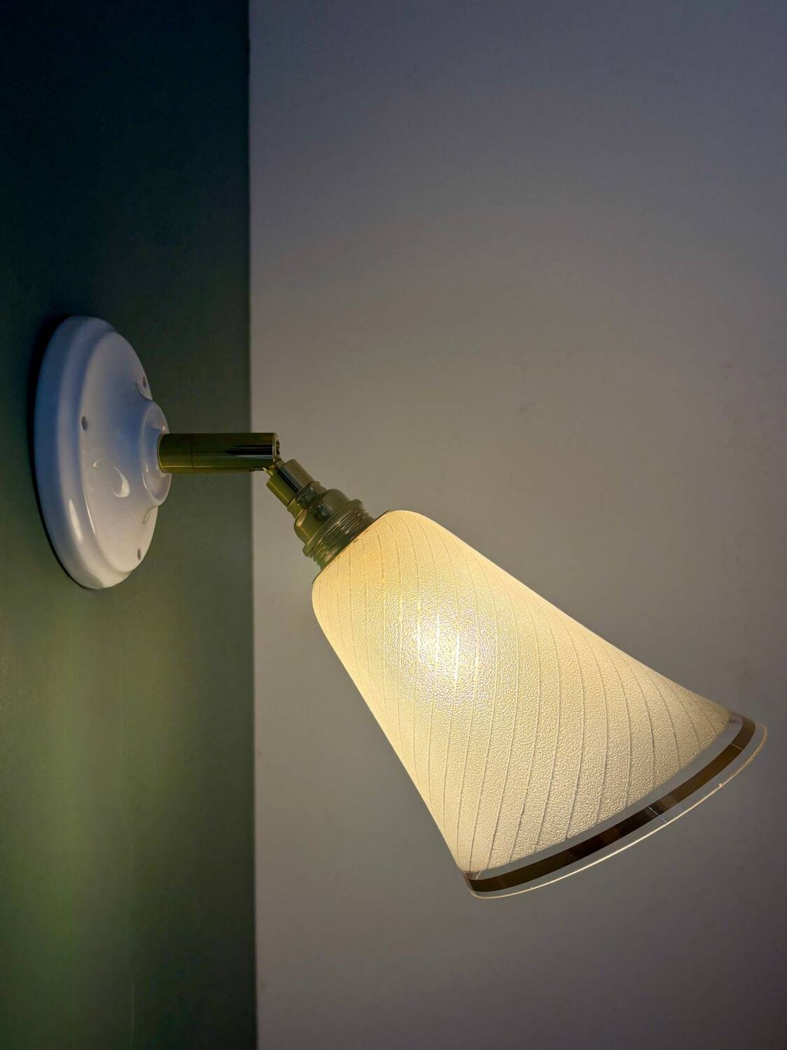 Vintage tulip wall lamp in white and gold granite glass