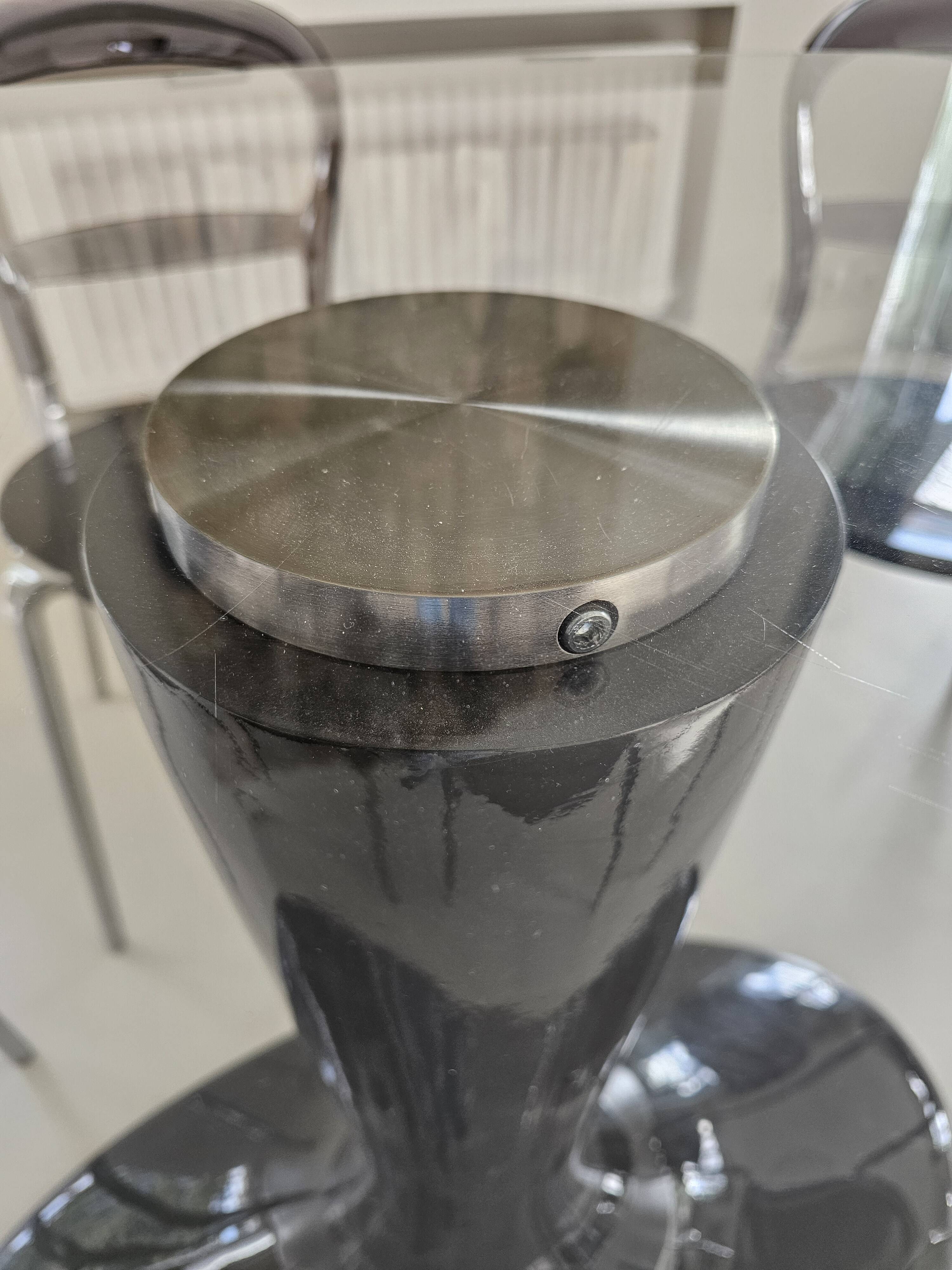 Oval tempered glass table