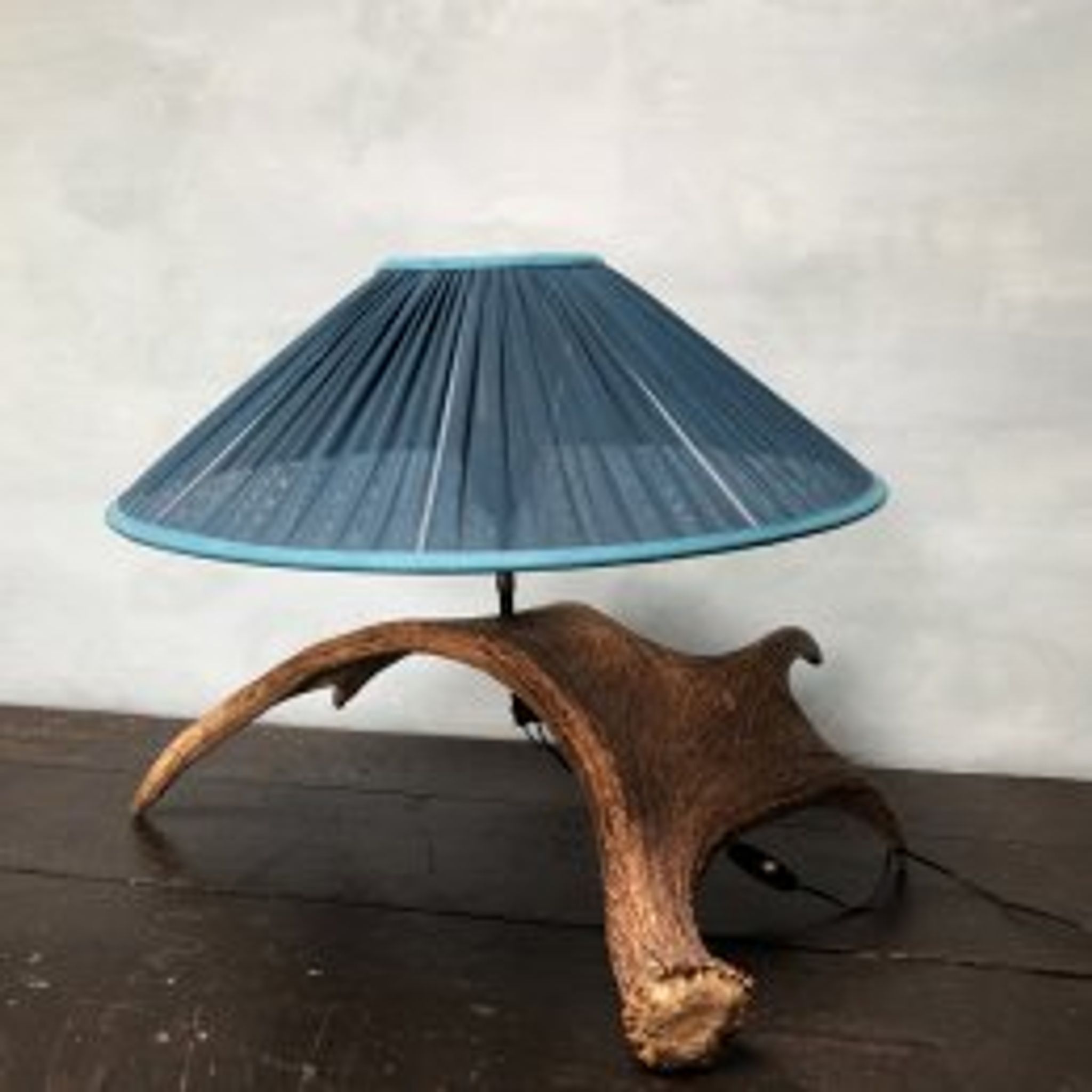 Lampe pied corne d'élan et abat jour de soie