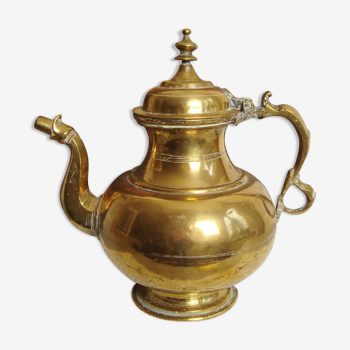 Vintage teapot signed brass decoration of North African style