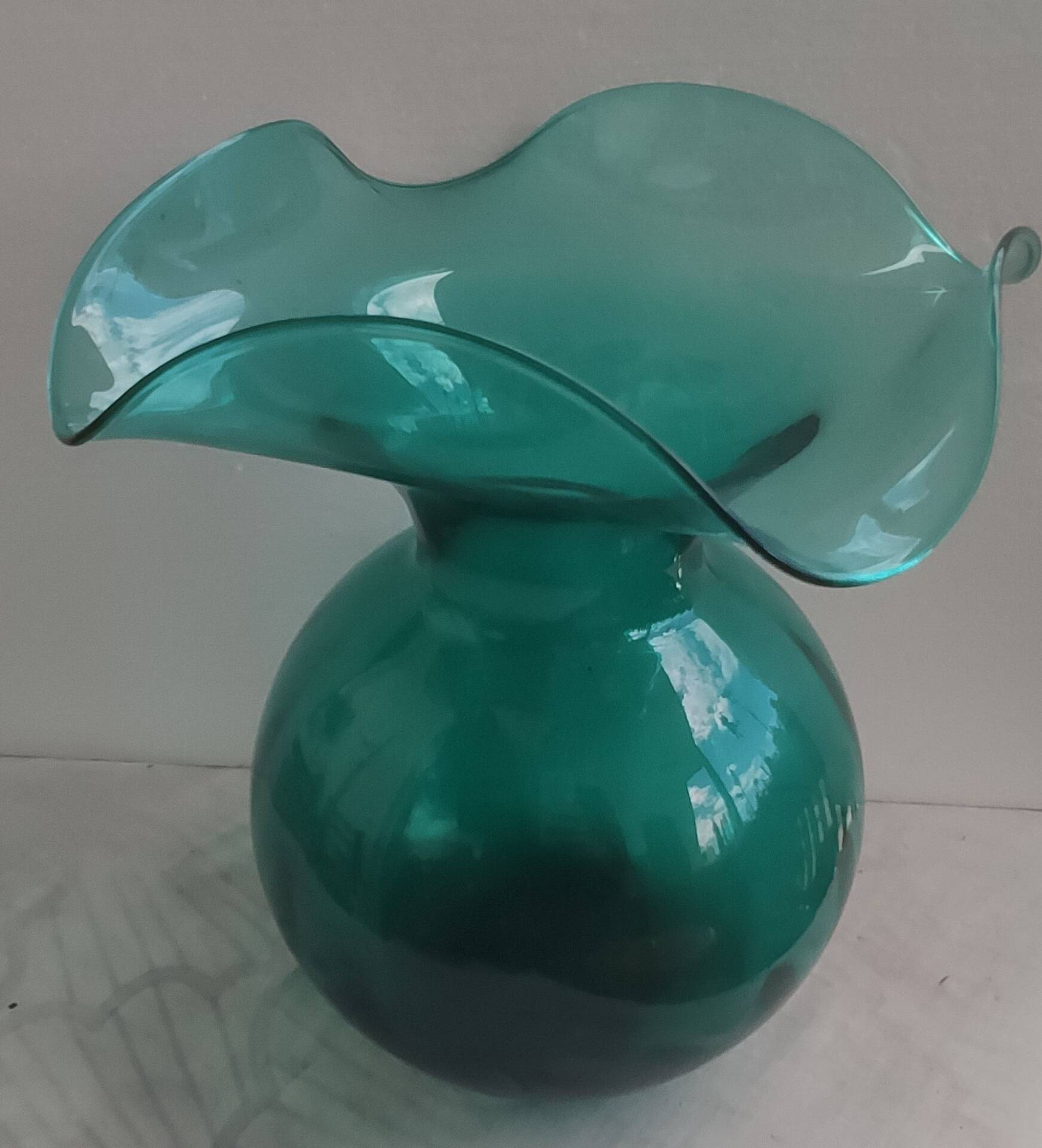 Vase en verre soufflé vert