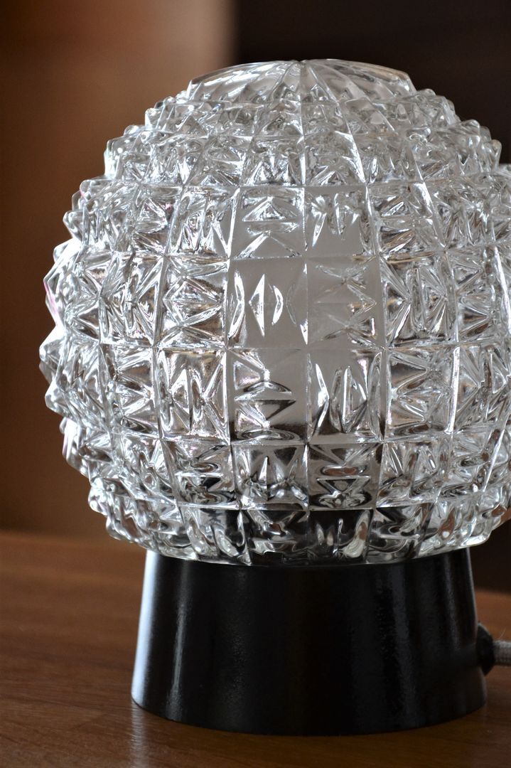 Table lamp globe in chiseled glass