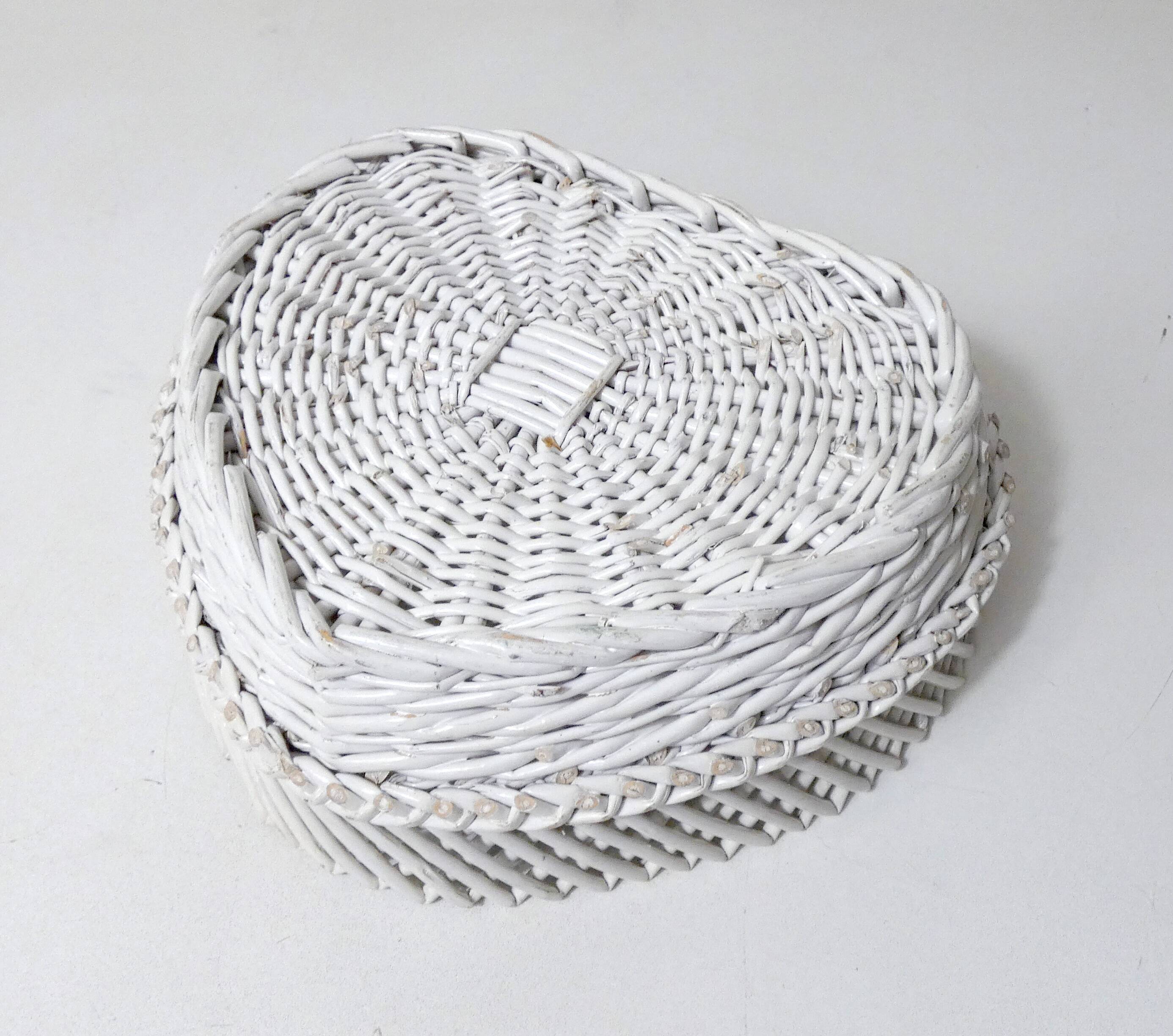 Vintage heart-shaped rattan empty pocket