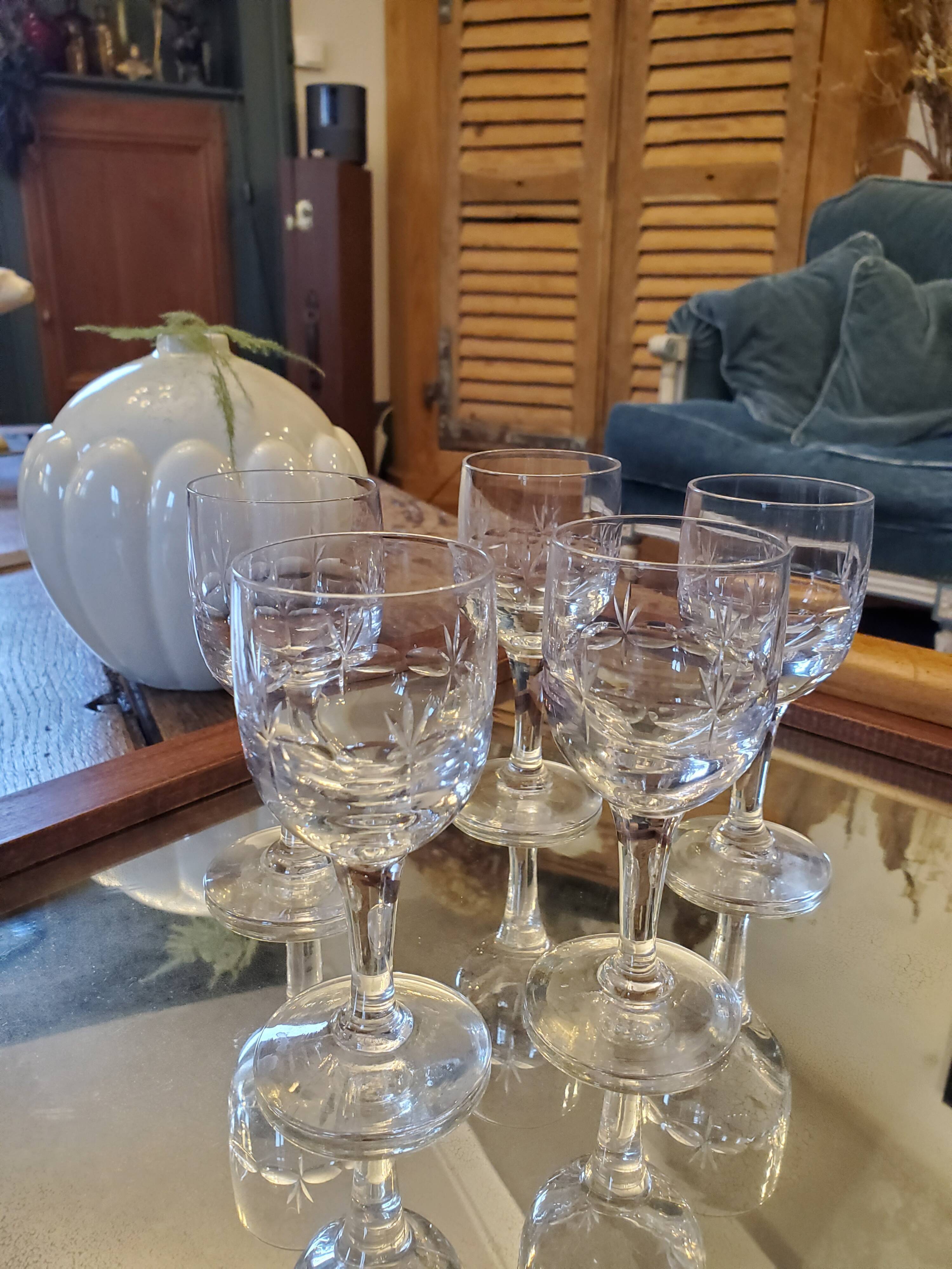 5 wine glasses in chiseled glass