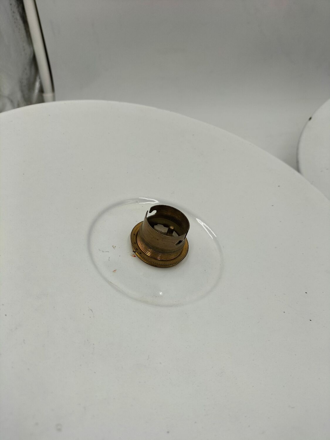 Suspensions in enamelled sheets