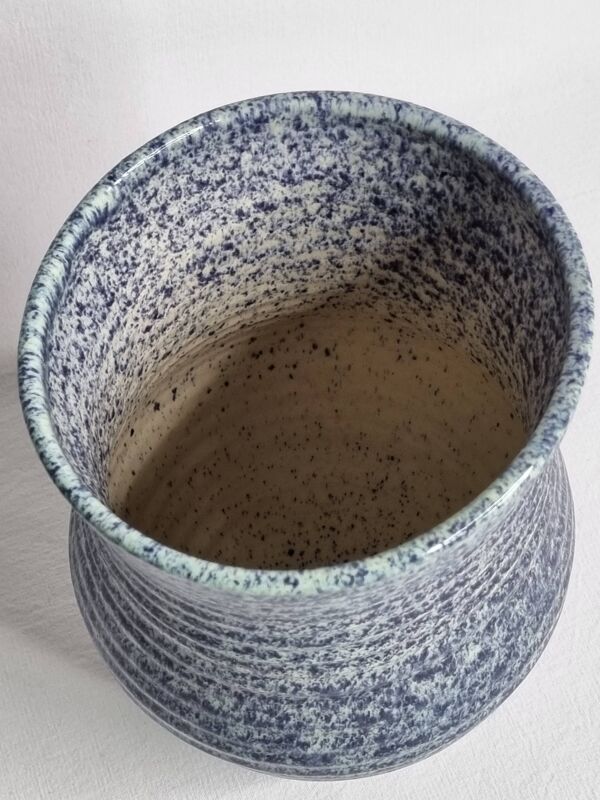 Vase en grès émaillé bleu moucheté – signé Accolay – 20 cm