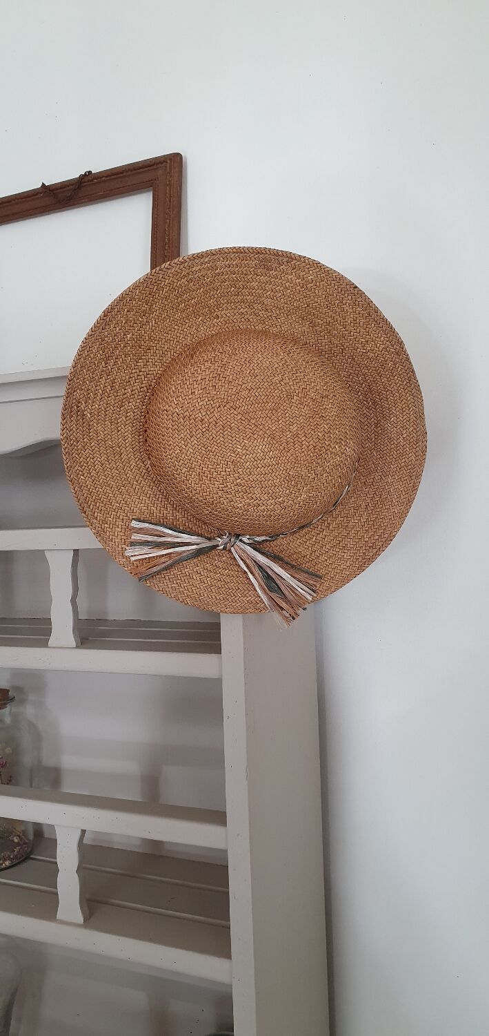 Thin straw hat and rafia