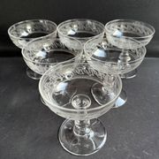 6 coupes à champagne Baccarat gravure Grecque inclinée