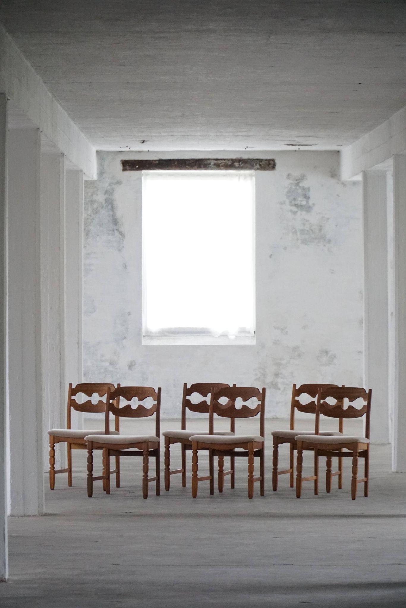 Set of 6 "Razorblade" dining chairs by Henning Kjærnulf in oak and mohair, 1960s.