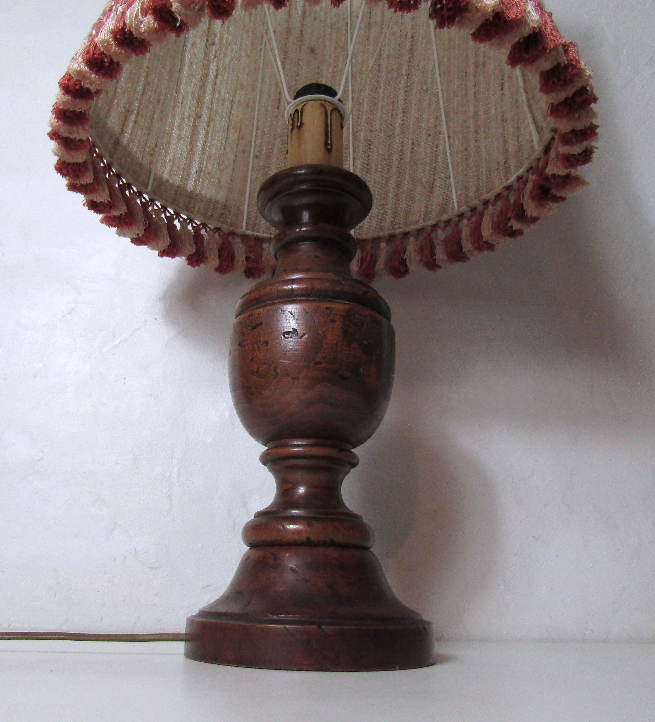 Wood lamp turned offal during pompoms