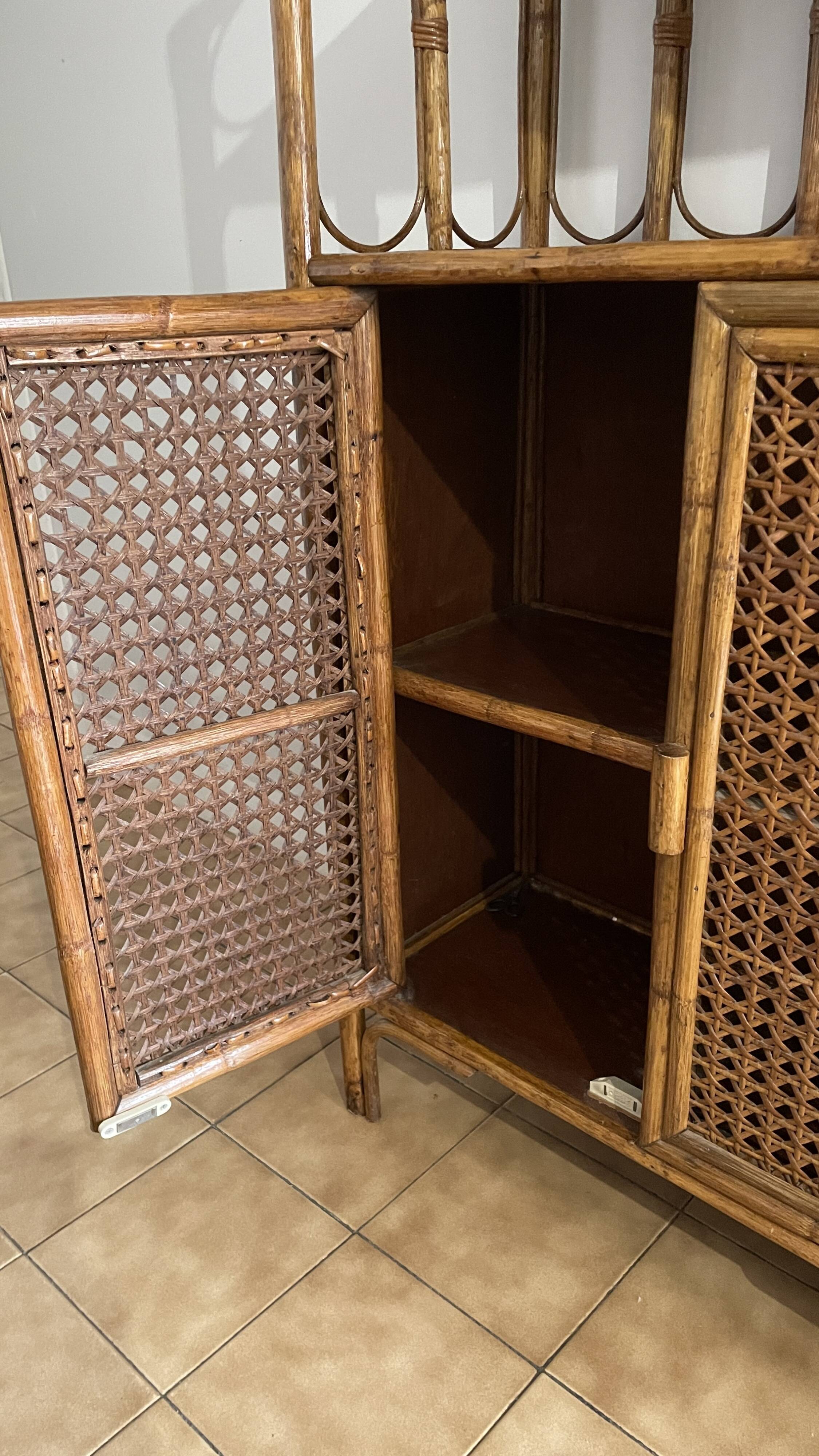 Shelf on wicker legs