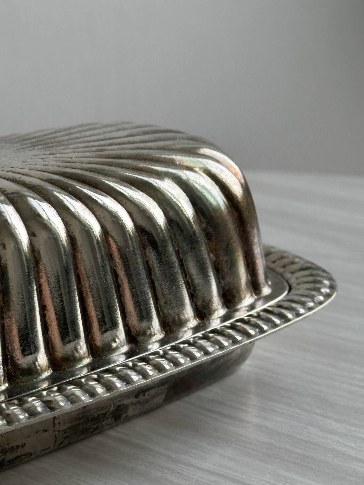 Old English butter dish in silver-plated metal and chiseled crystal.