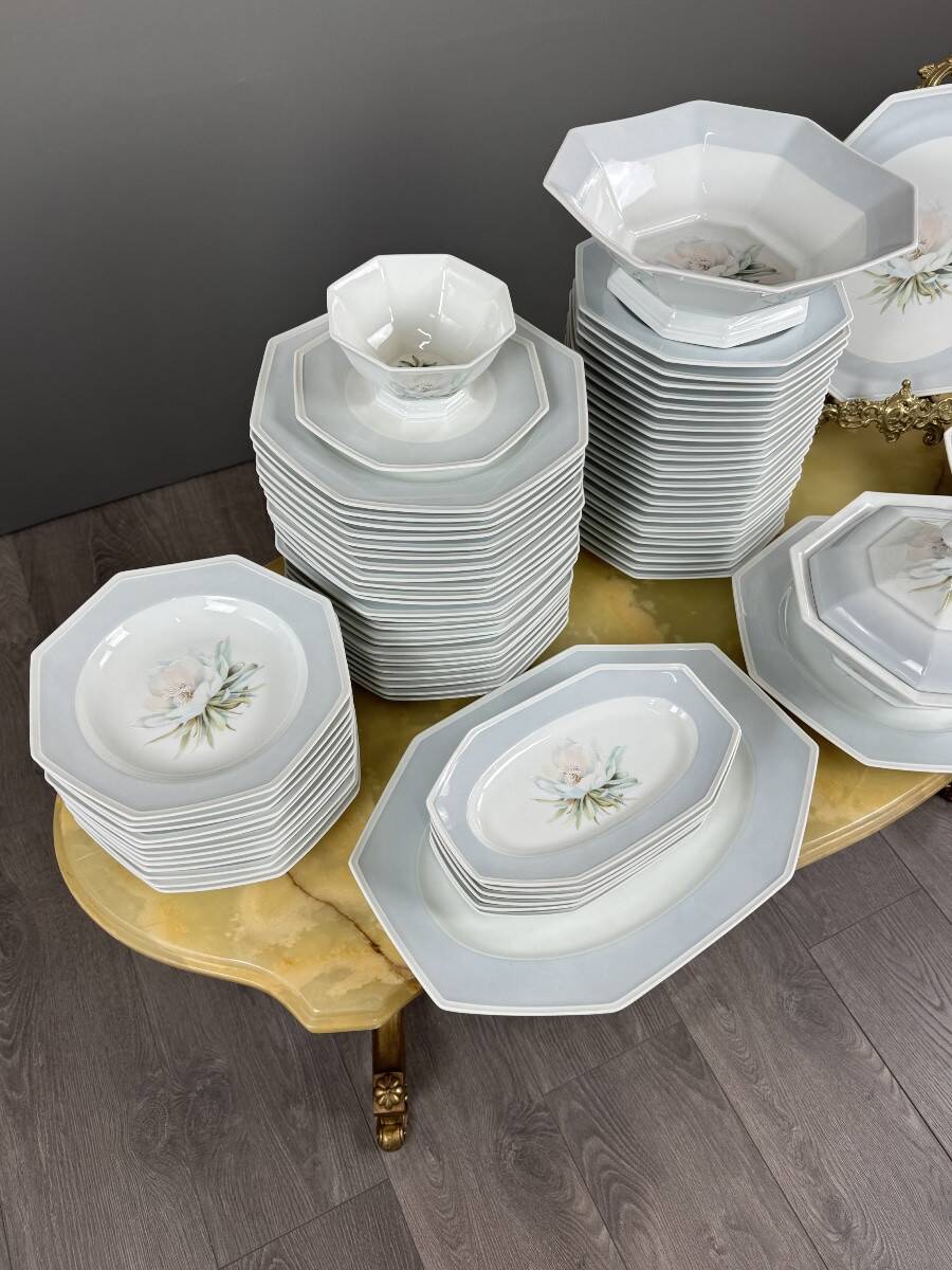 Important Limoges porcelain table service, 71 pieces, 20th century.