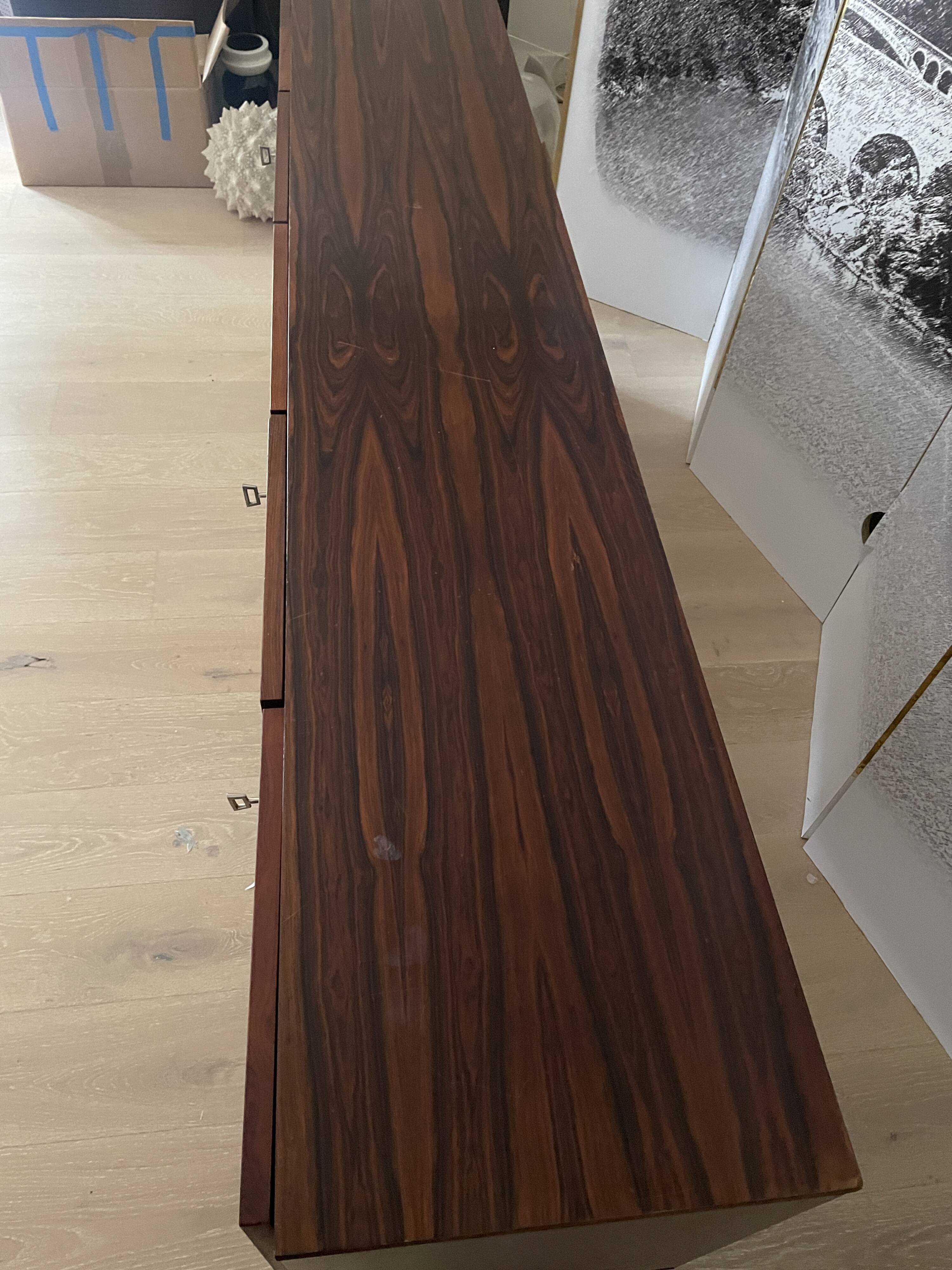Enfilade scandinave en palissandre, 5 portes. Piétement en tube carré chromé.